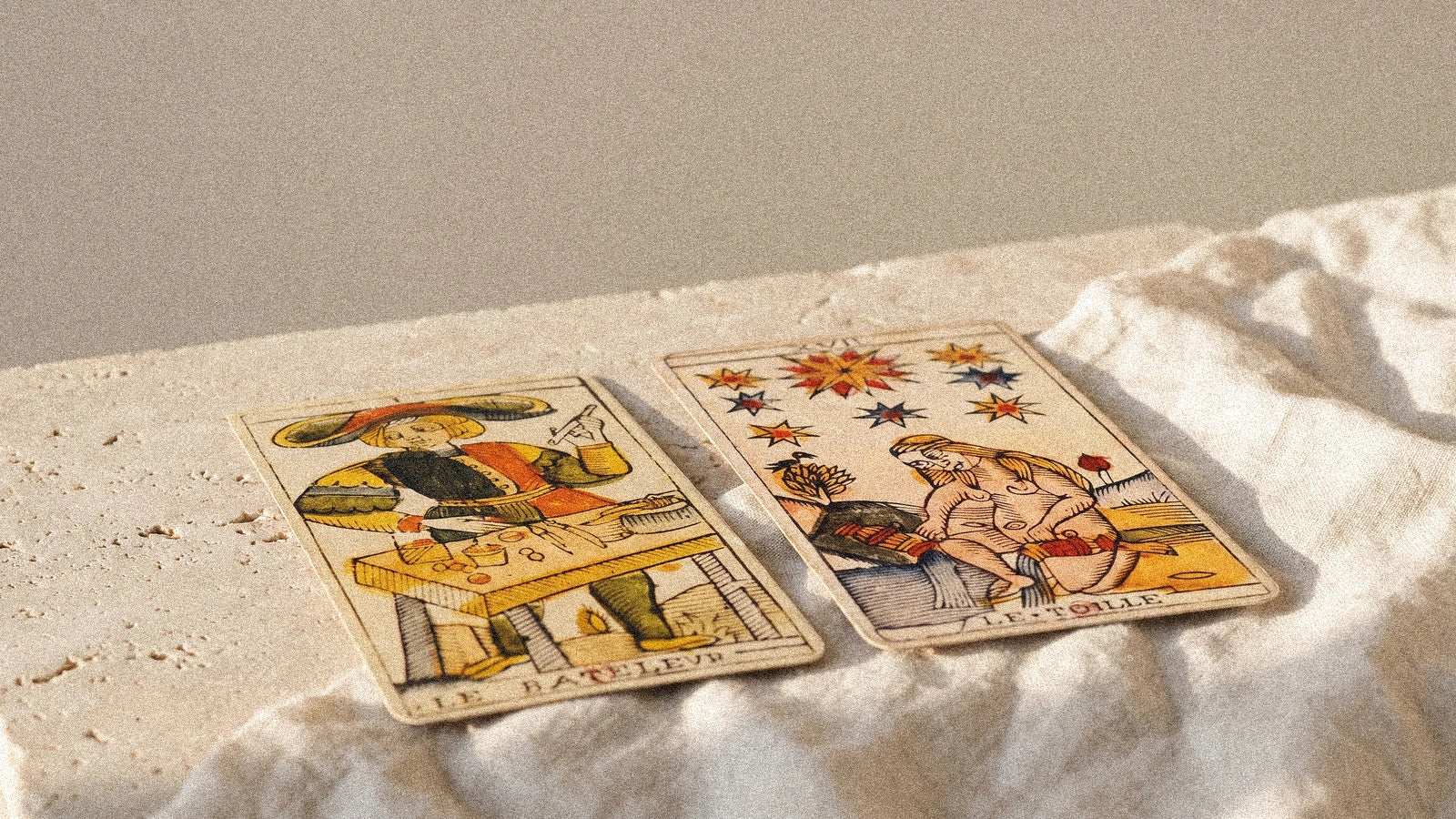 Tarot ou oracle : quelle différence et lequel choisir pour débuter
