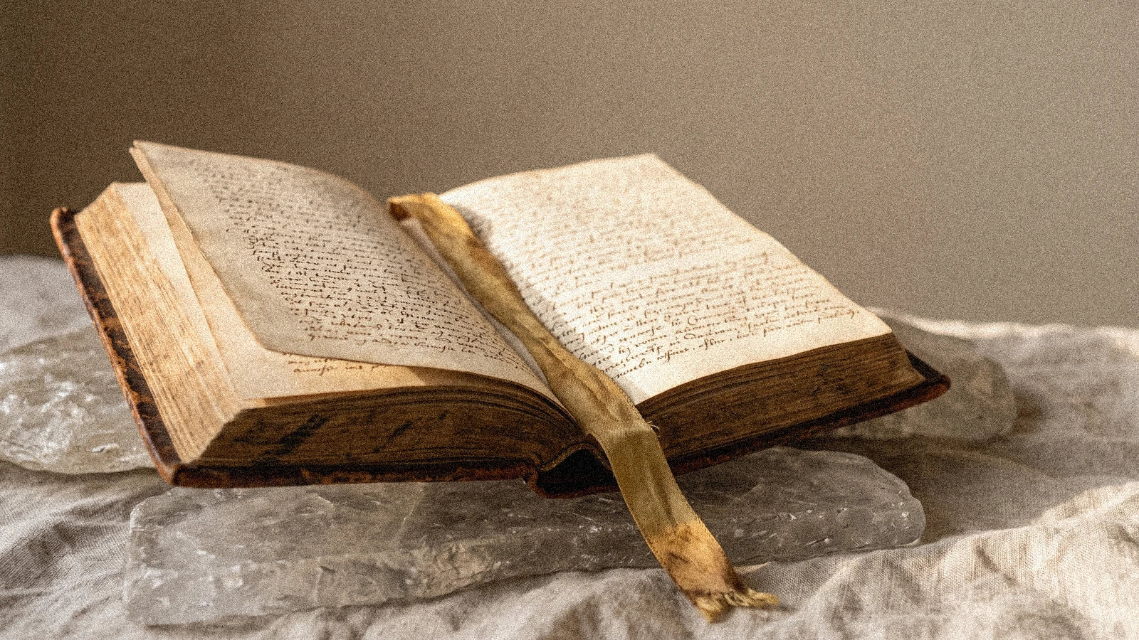 La bibliomancie : divination par le livre ouvert au hasard