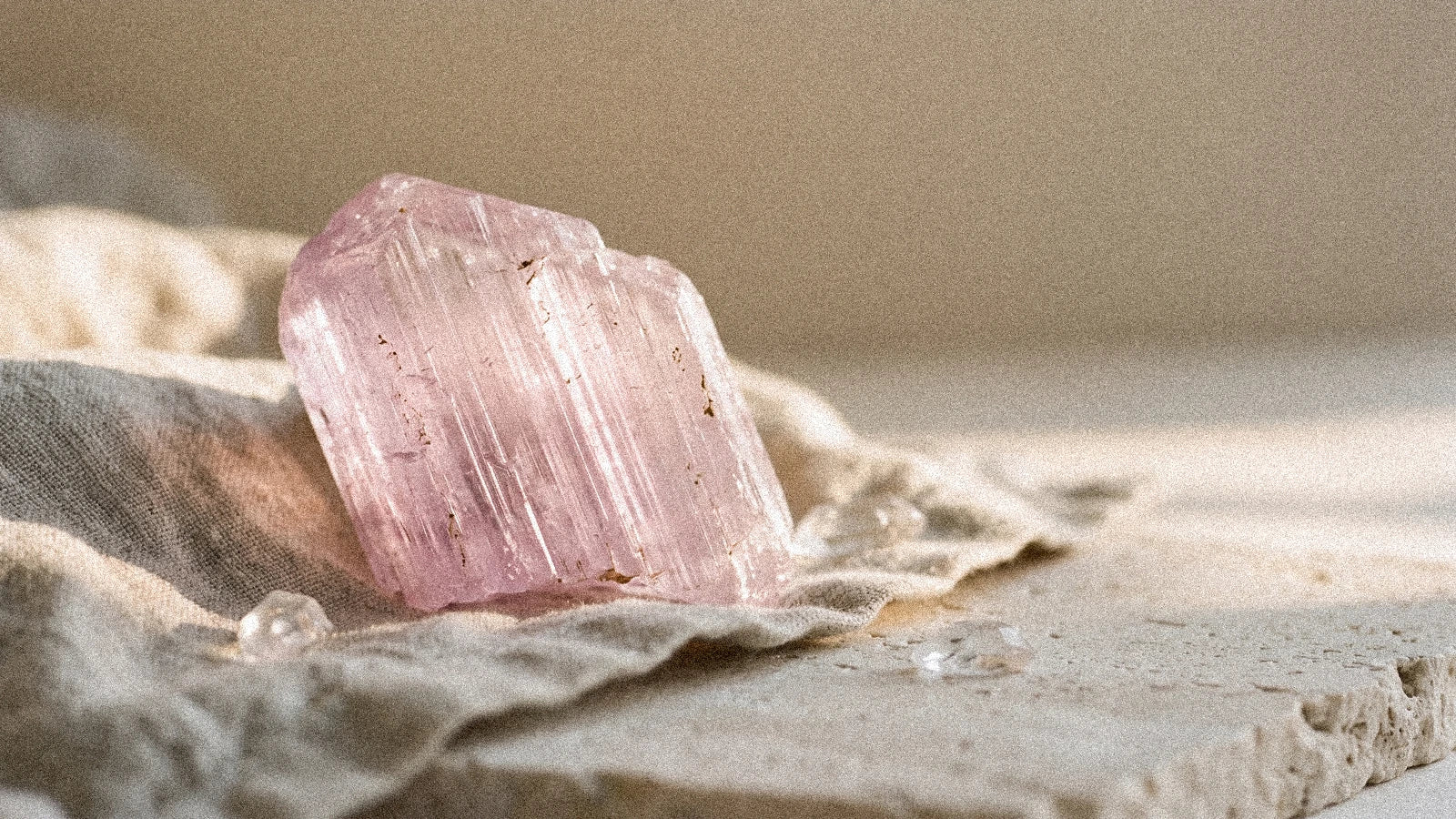 La kunzite : la pierre rose de l'amour inconditionnel
