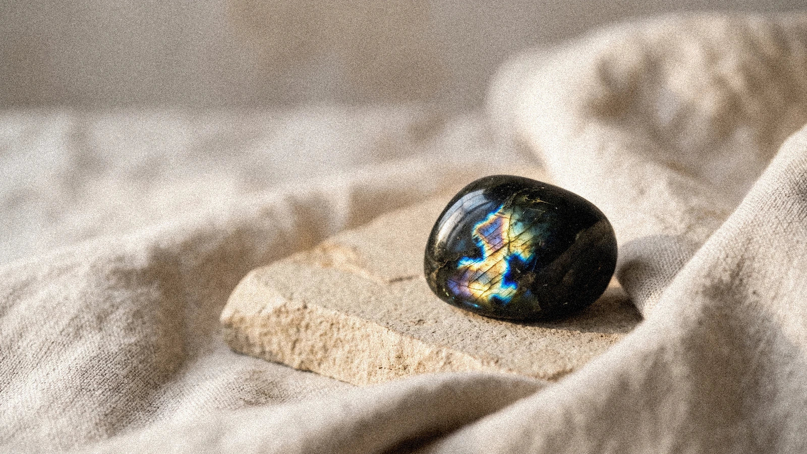 La spectrolite : la labradorite premium de Finlande