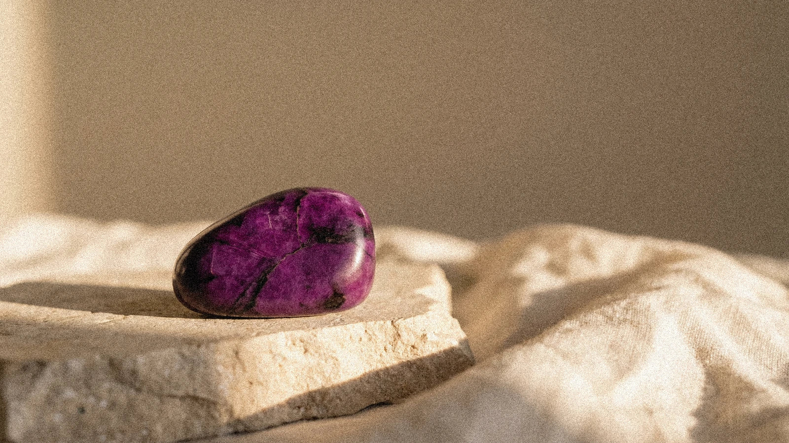 La sugilite : la pierre violette de la protection
