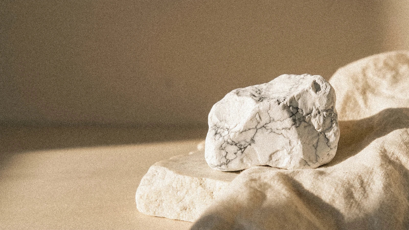 La howlite : la pierre blanche du calme et de la patience