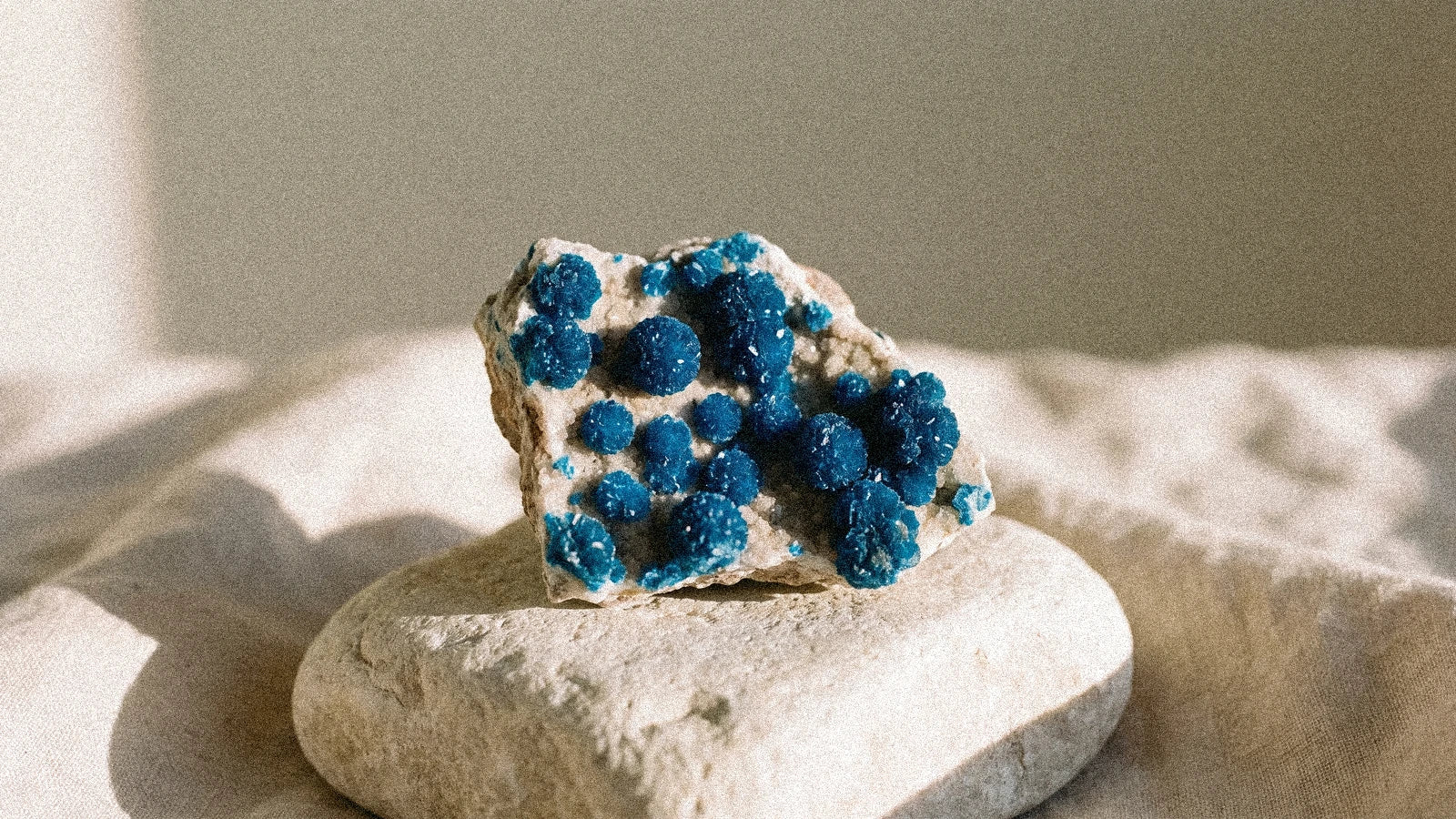 La cavansite : la pierre bleue rare de l'expression authentique