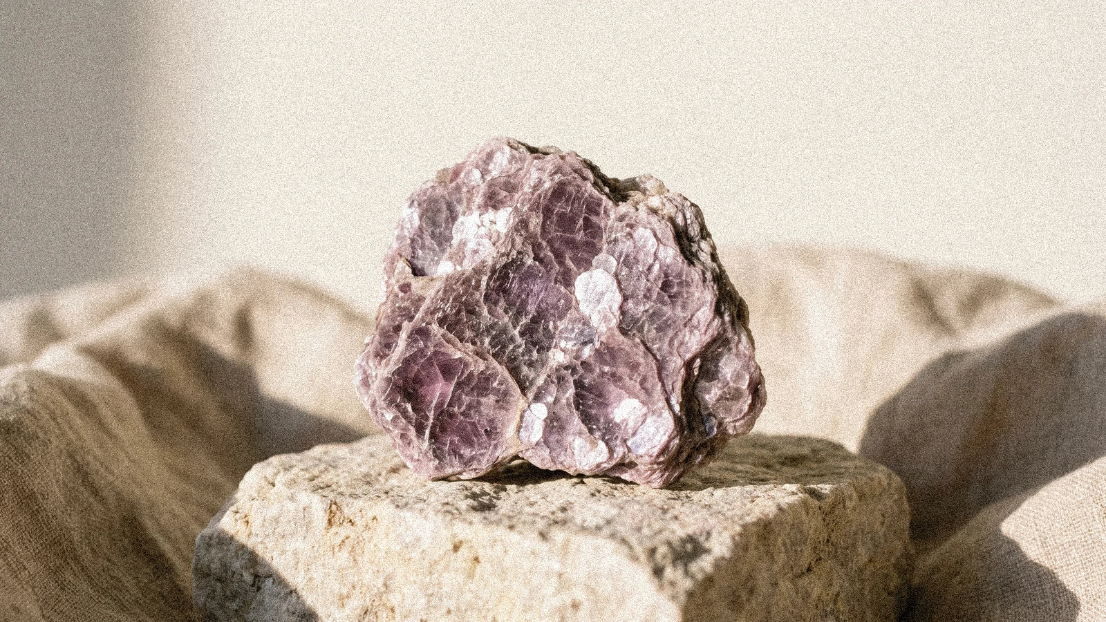 La lépidolite : la pierre violette du lâcher-prise