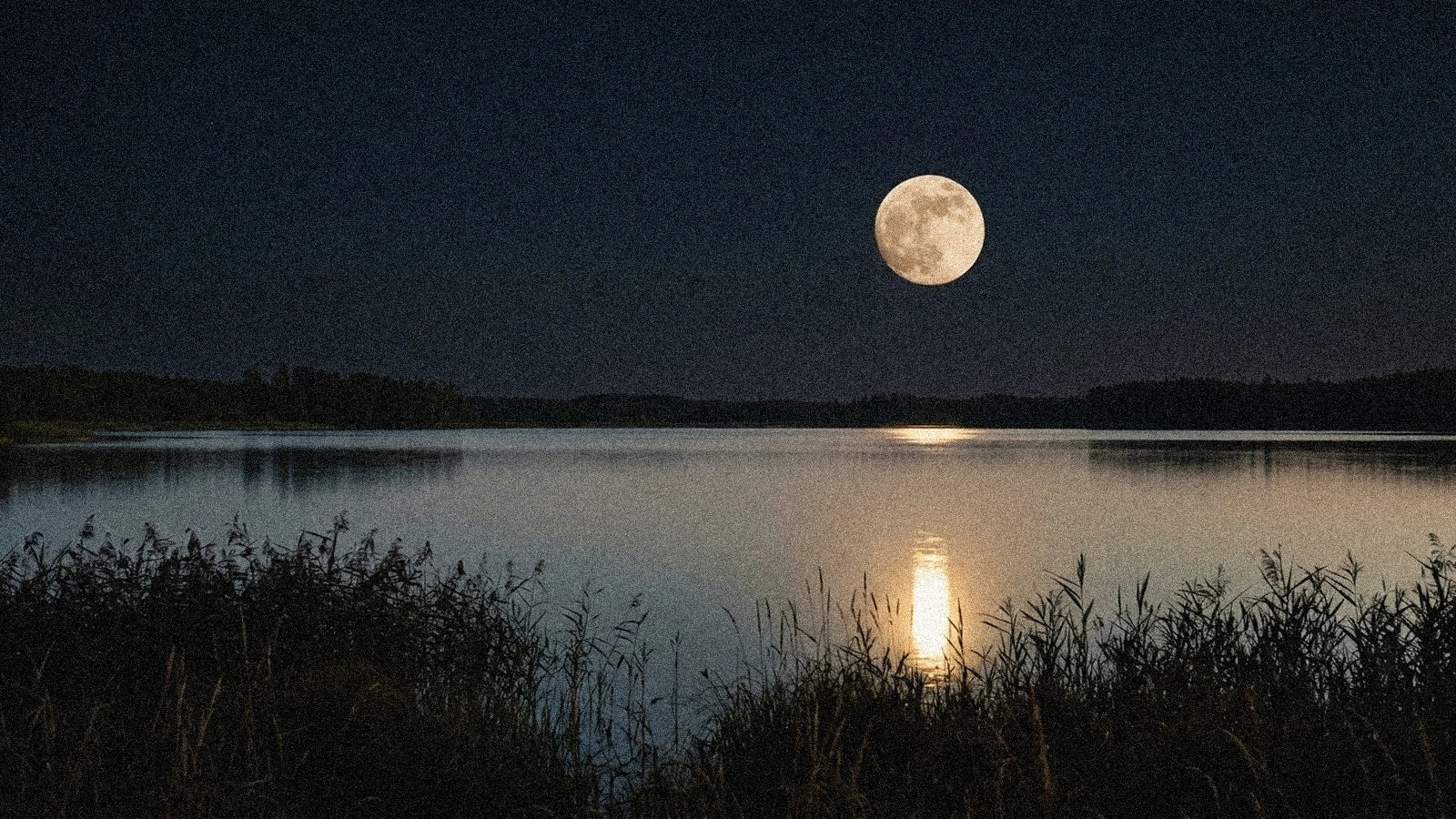 Pleine lune août 2027 en Verseau : Lune de l'Esturgeon (17 août)