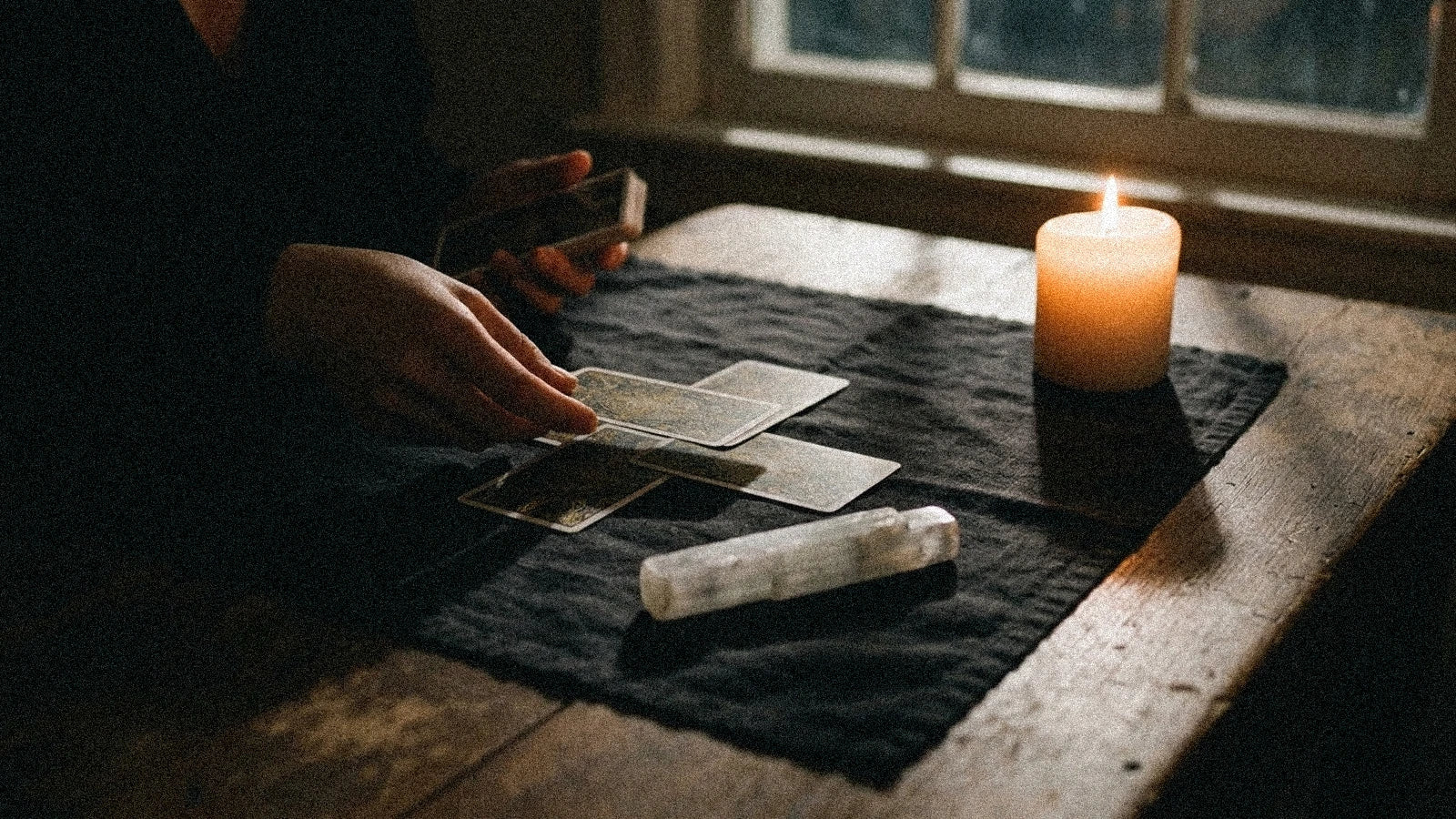 Tirage tarot début d'année 2027 : 3 méthodes pour lire vos 12 mois