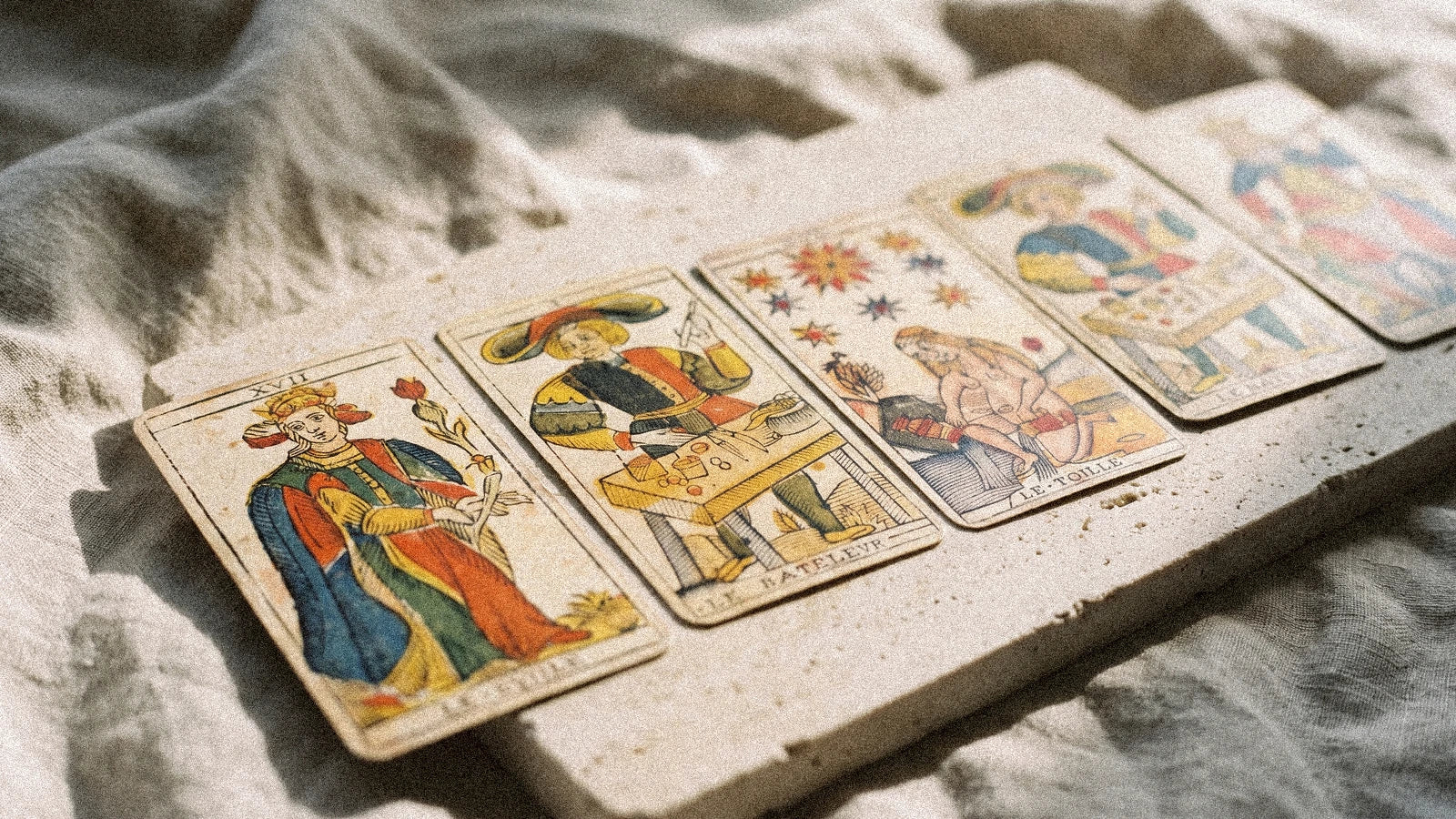 Quel tarot choisir pour débuter en 2026 : 5 jeux comparés