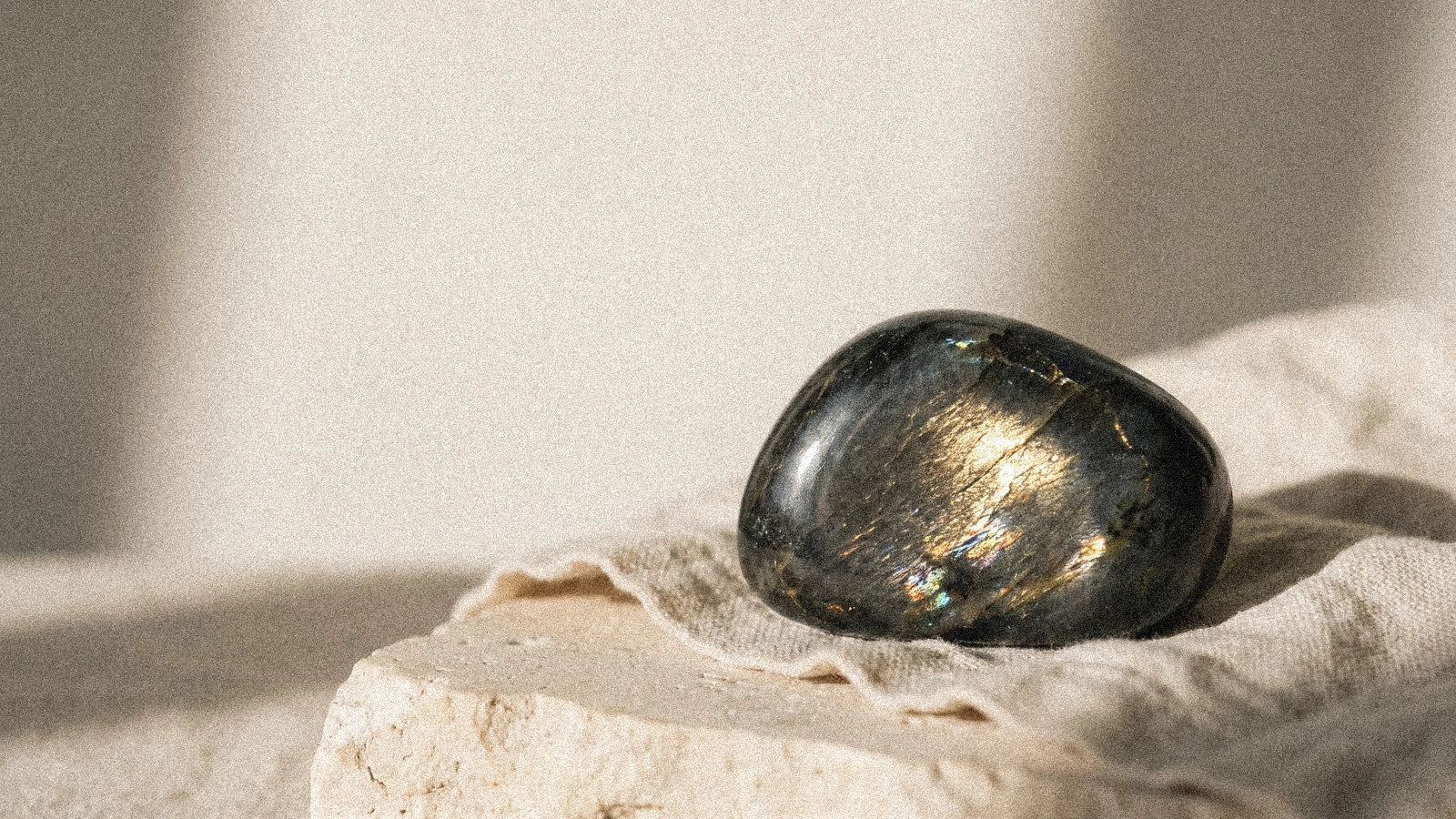 La nuummite : la pierre la plus ancienne du monde