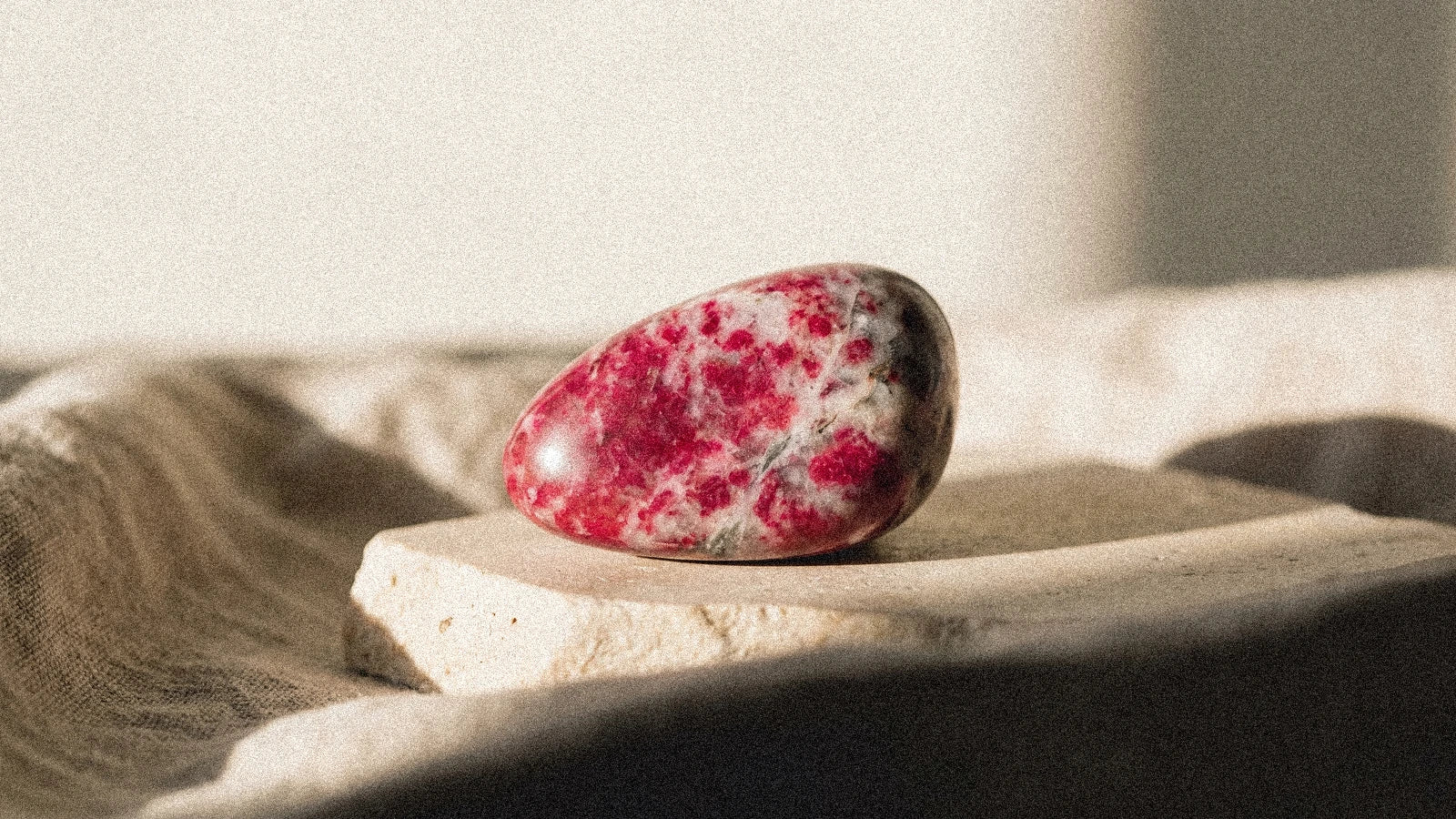 La tugtupite : la pierre rose-rouge du Groenland