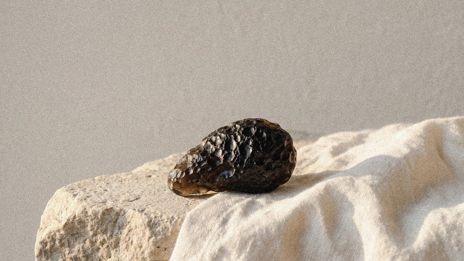 La tektite : la pierre de l'éveil cosmique