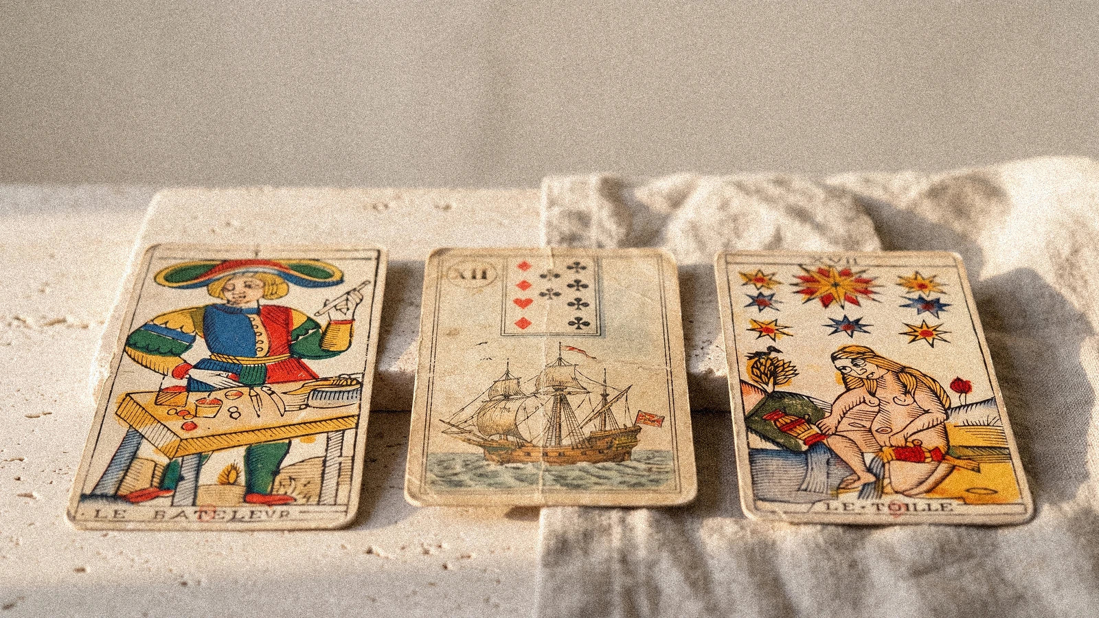 Tarot vs Oracle vs Lenormand : les 3 systèmes divinatoires expliqués
