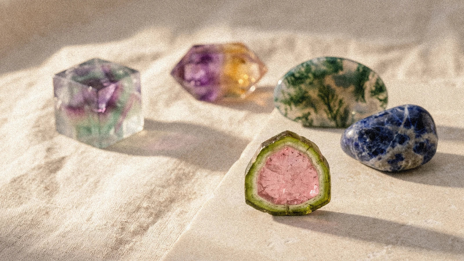 Pierres multicolores : équilibre des chakras et intégration