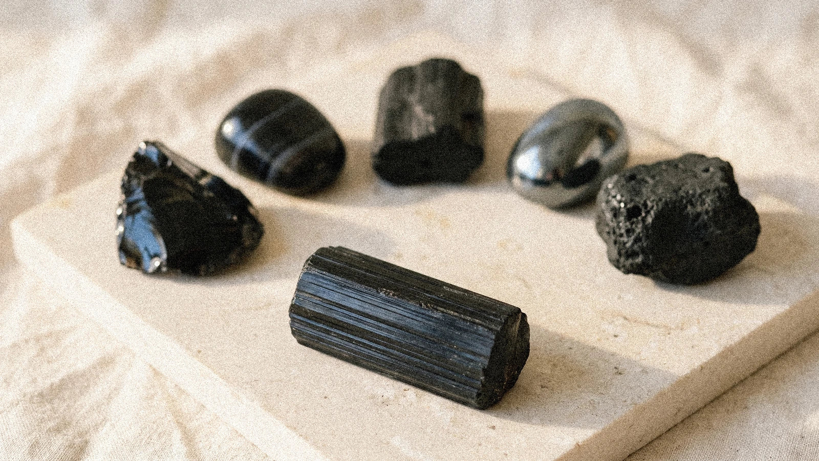 Pierres noires : protection, ancrage, transmutation