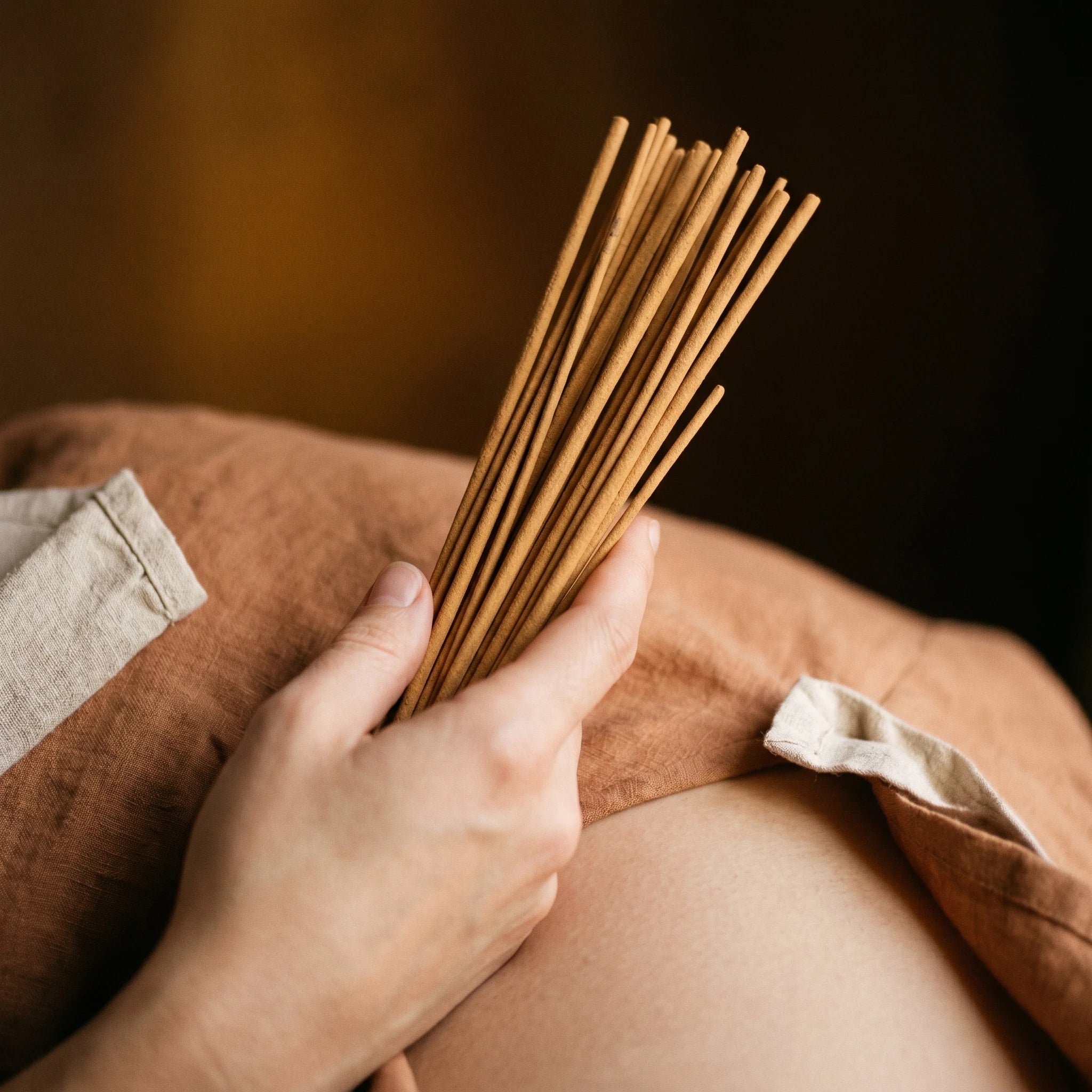 Le Santal Doré — Bâtons d'encens santal — porté · AURÆN Rituels d'Or