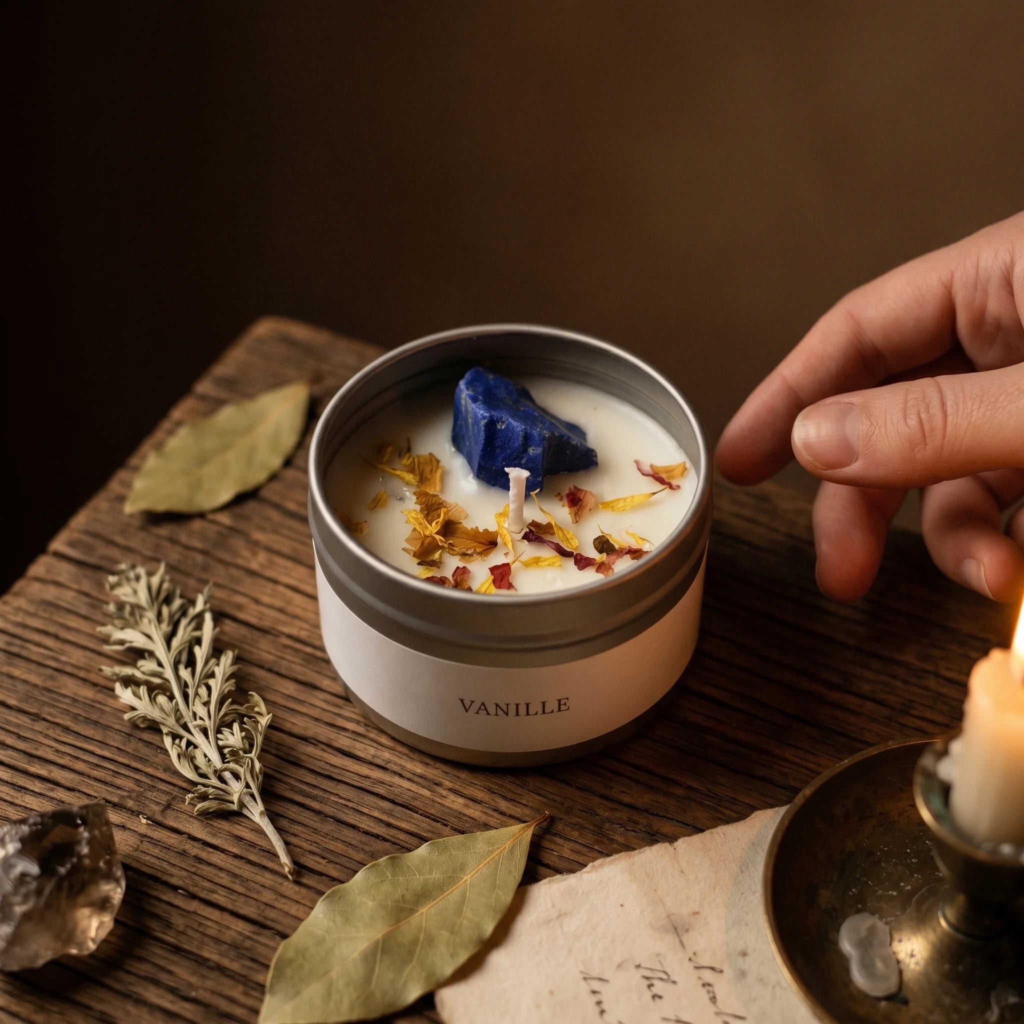 L'Argentier — Bougie boîte étain & cristal — mise en scène rituelle · AURÆN Rituels d'Or