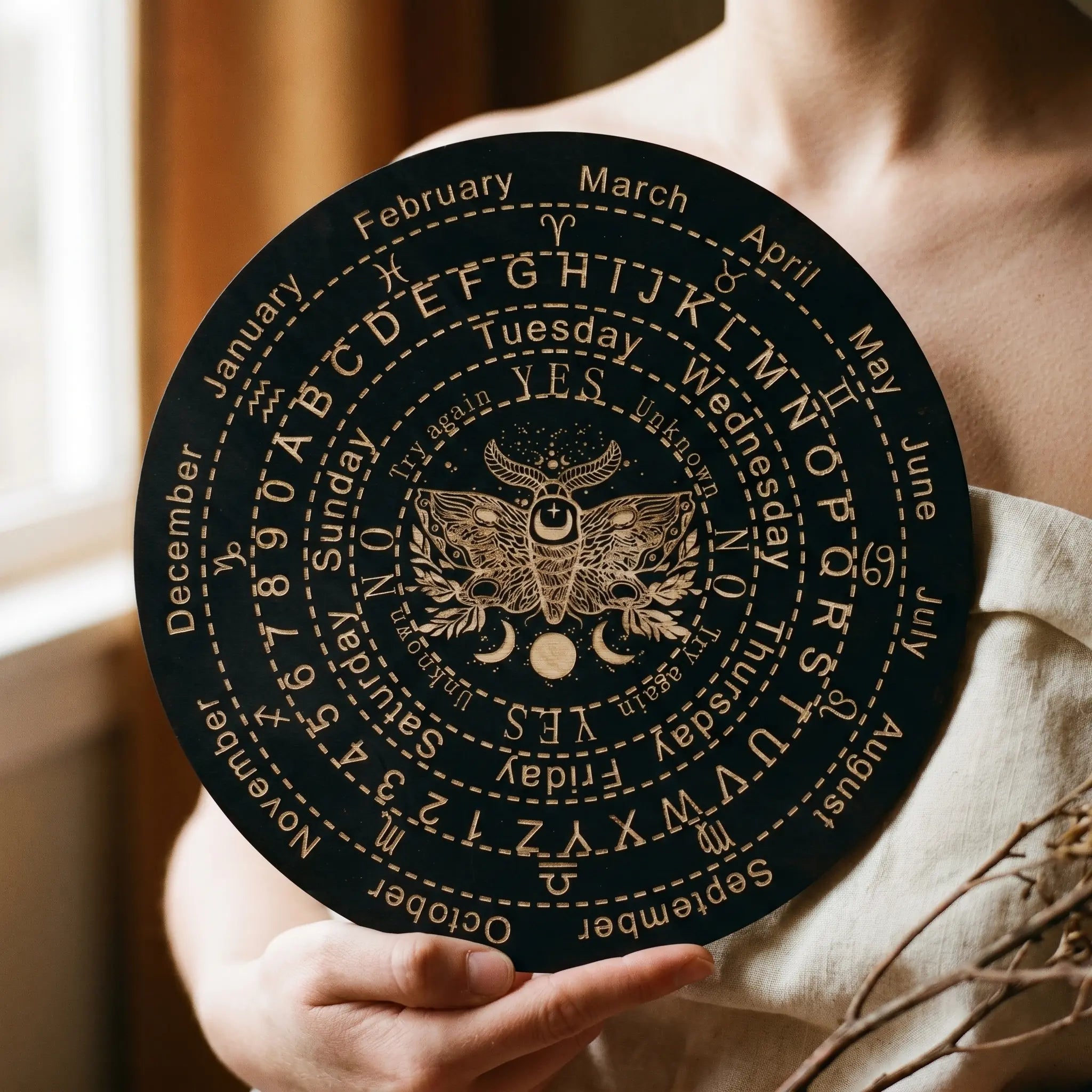 Le Cadran — Planche de radiesthésie divinatoire — en situation · AURÆN Objets Sacrés