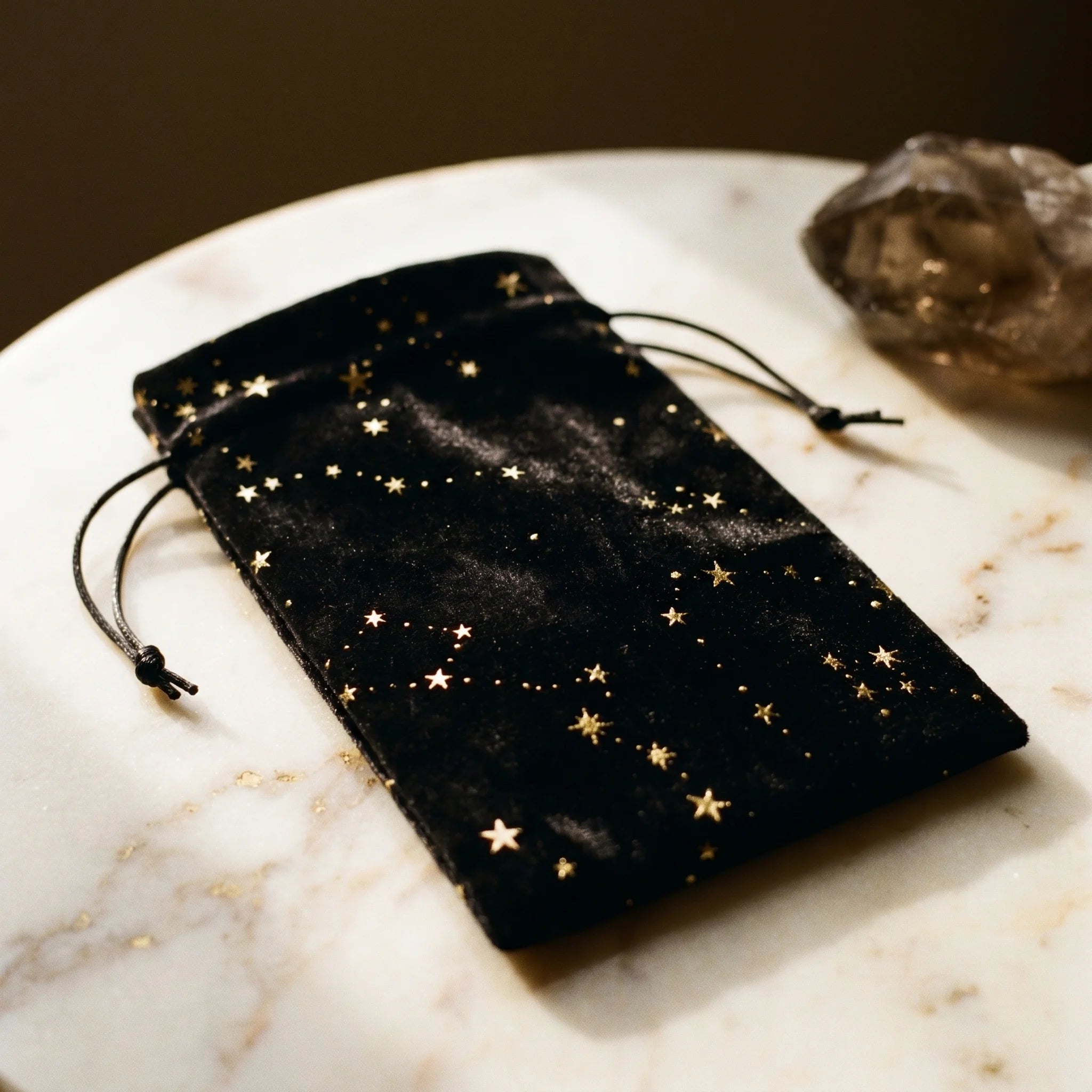 La Bourse à Tarot Étoilée — Pochette en velours rangement cartes — vue principale · AURÆN Objets Sacrés