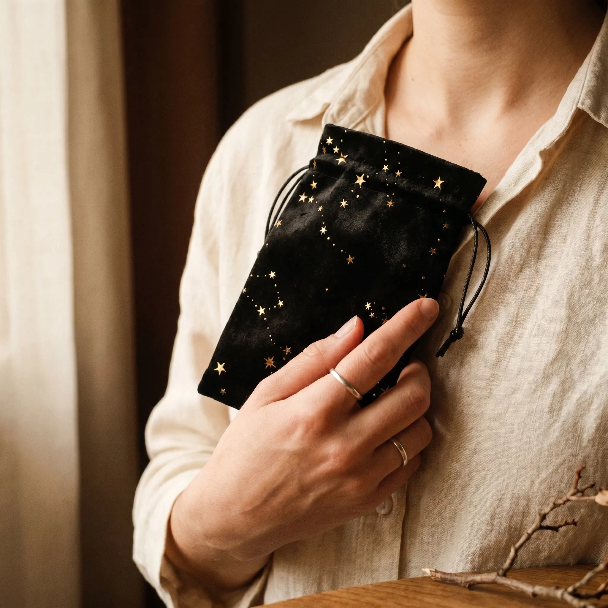 La Bourse à Tarot Étoilée — Pochette en velours rangement cartes — en situation · AURÆN Objets Sacrés