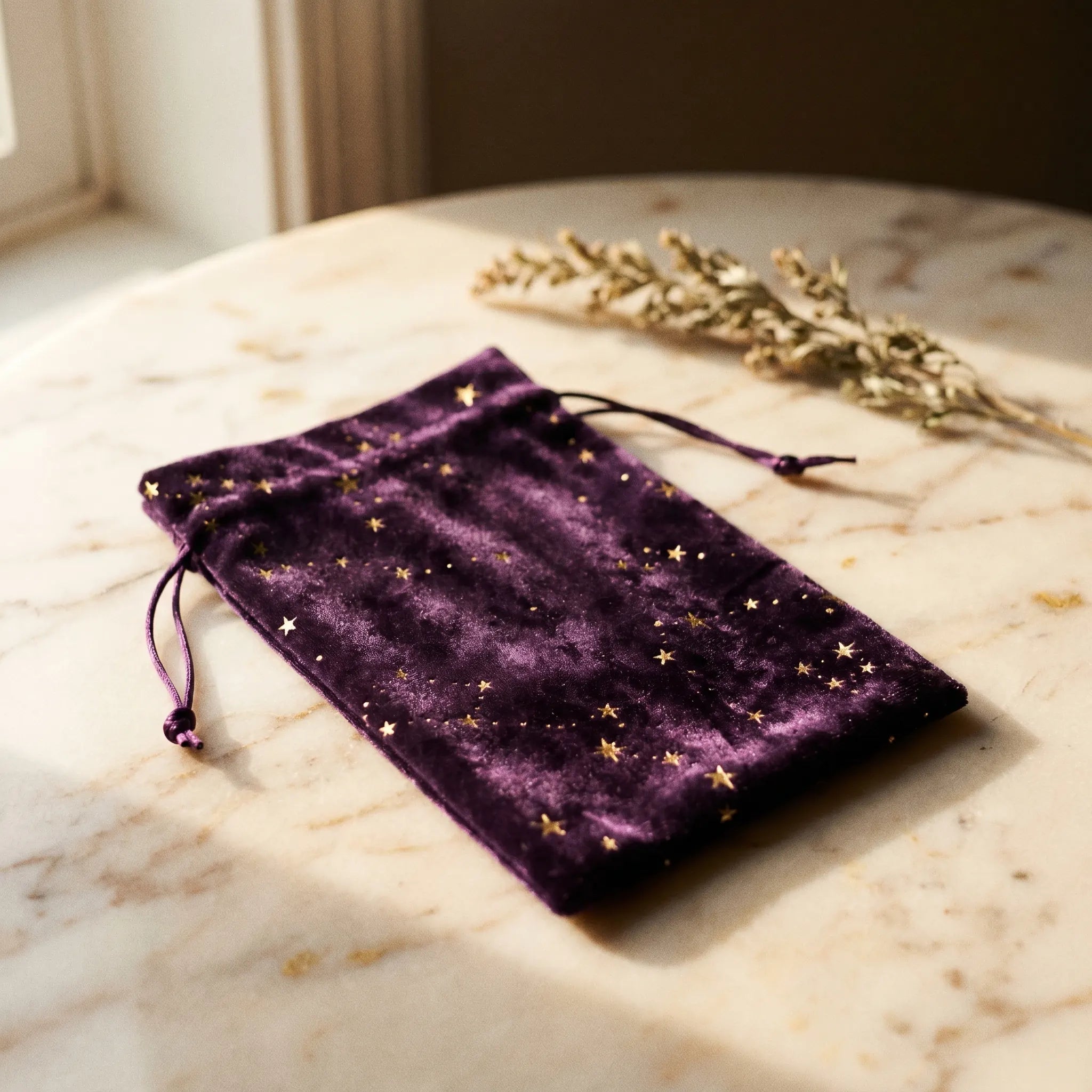 La Bourse à Tarot Étoilée — Pochette en velours rangement cartes — présence variante · AURÆN Objets Sacrés