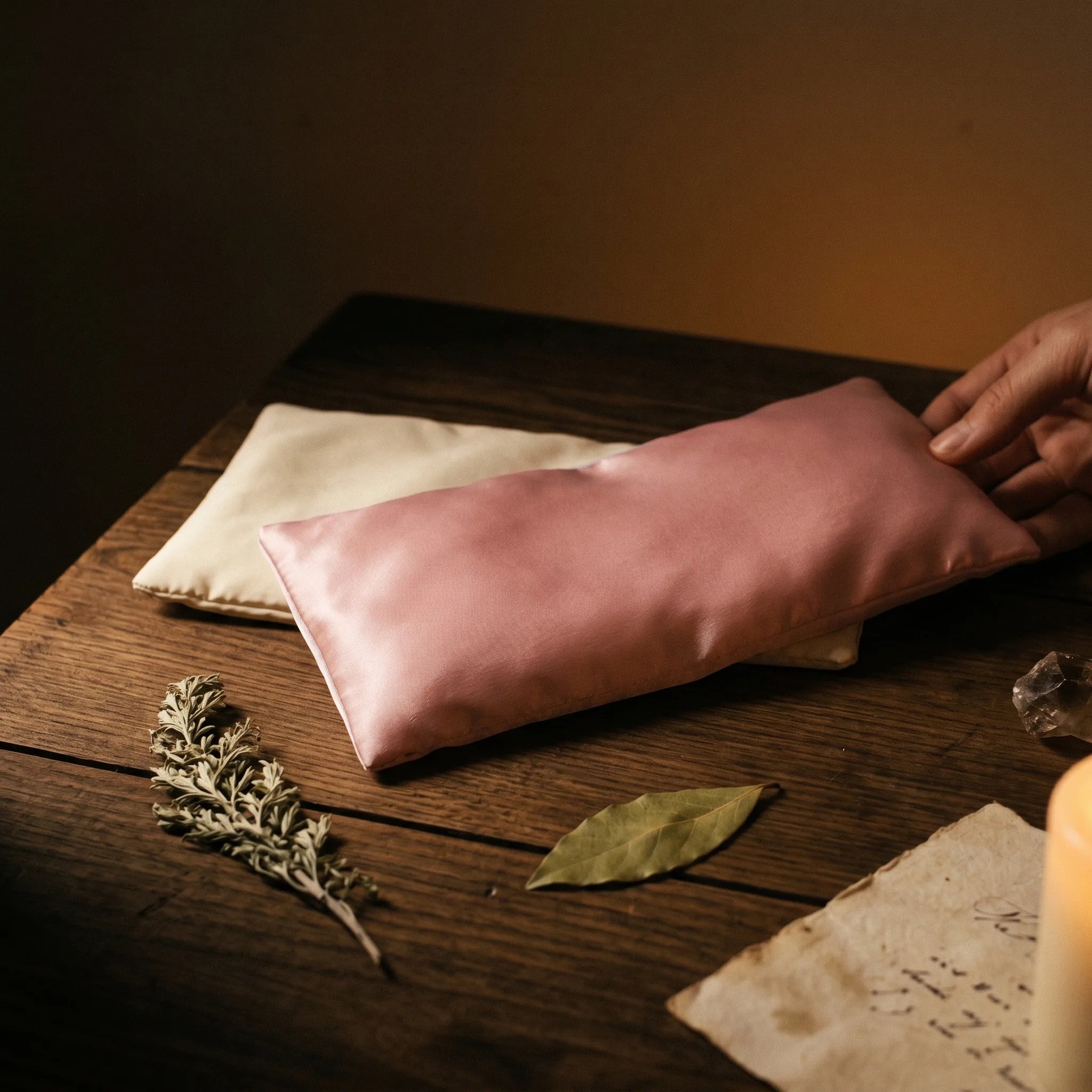 Le Masque de Lavande — Coussin pour yeux à la lavande relaxant — mise en scène rituelle · AURÆN Rituels d'Or
