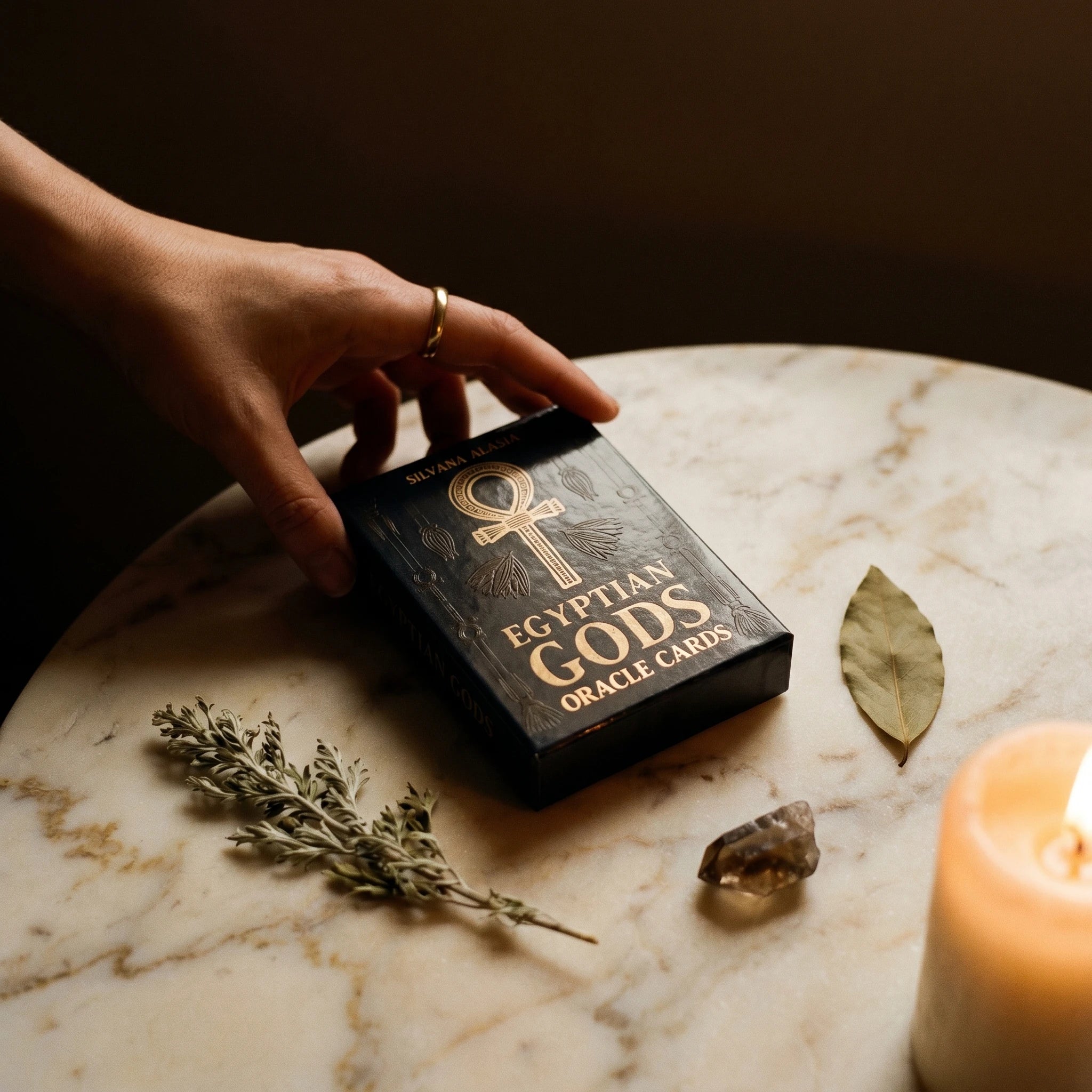 L'Oracle d'Égypte — 36 cartes divinatoires des dieux égyptiens — mise en scène rituelle · AURÆN Objets Sacrés