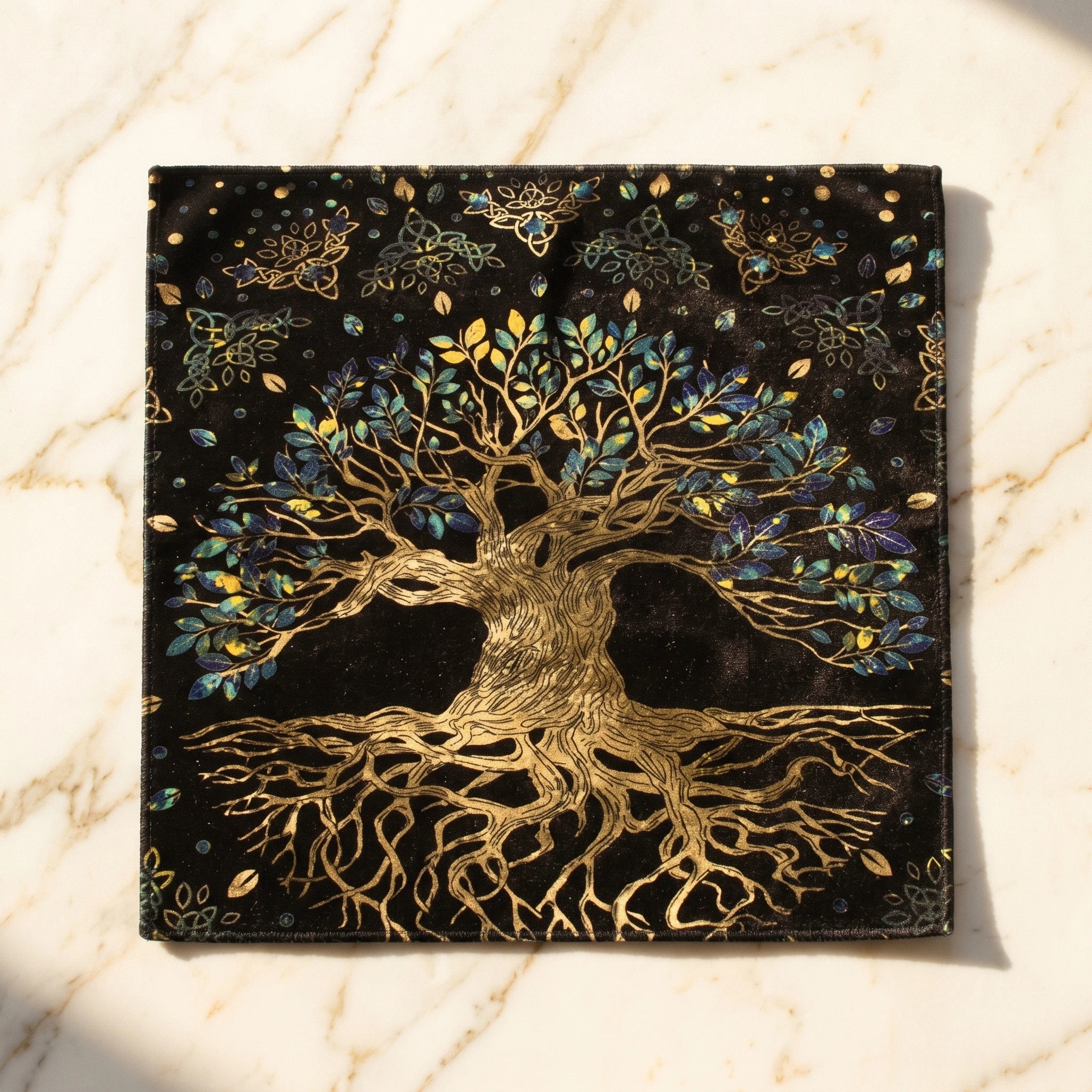 L'Autel — Tapis de cartes divinatoire en velours — détail matière · AURÆN Objets Sacrés
