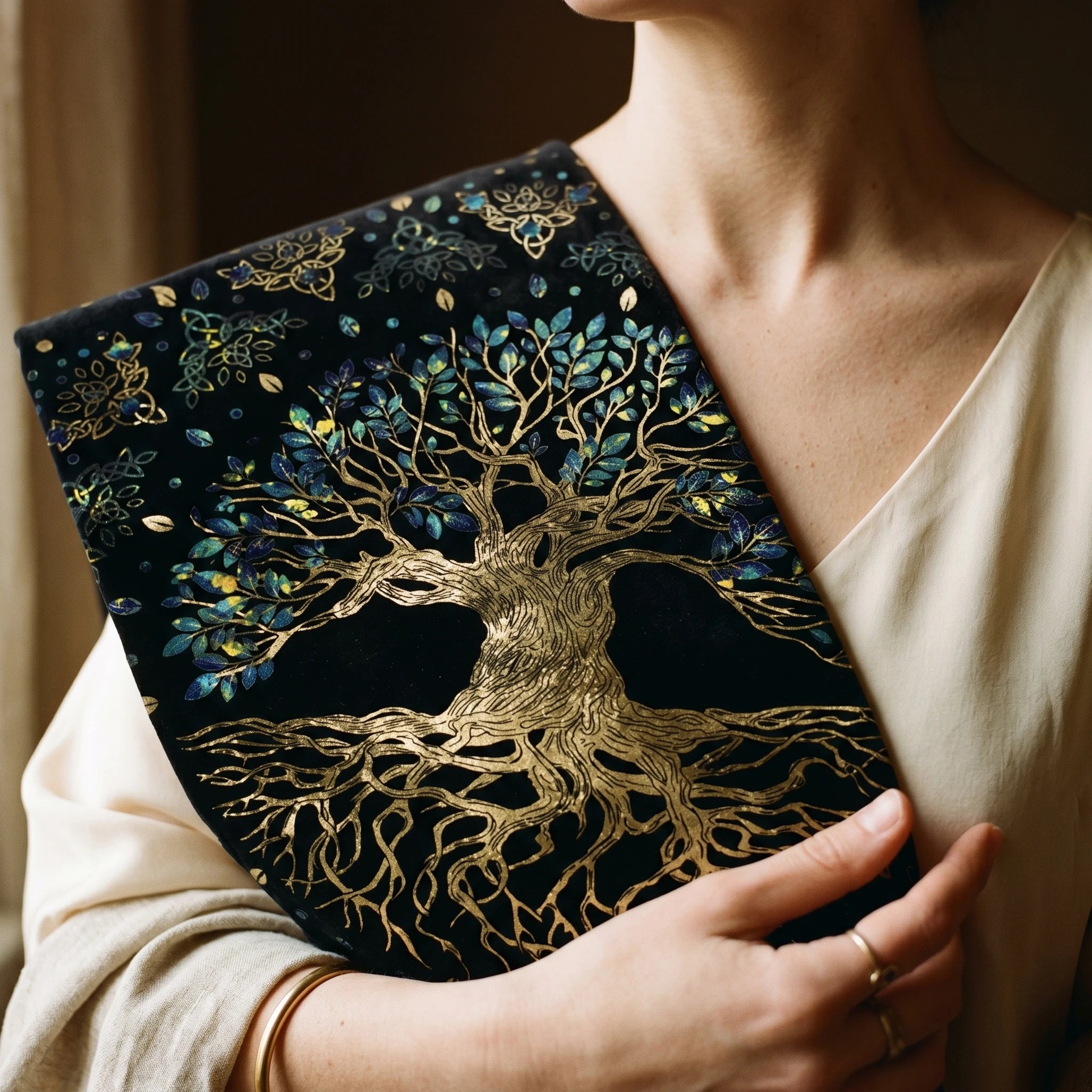 L'Autel — Tapis de cartes divinatoire en velours — porté · AURÆN Objets Sacrés