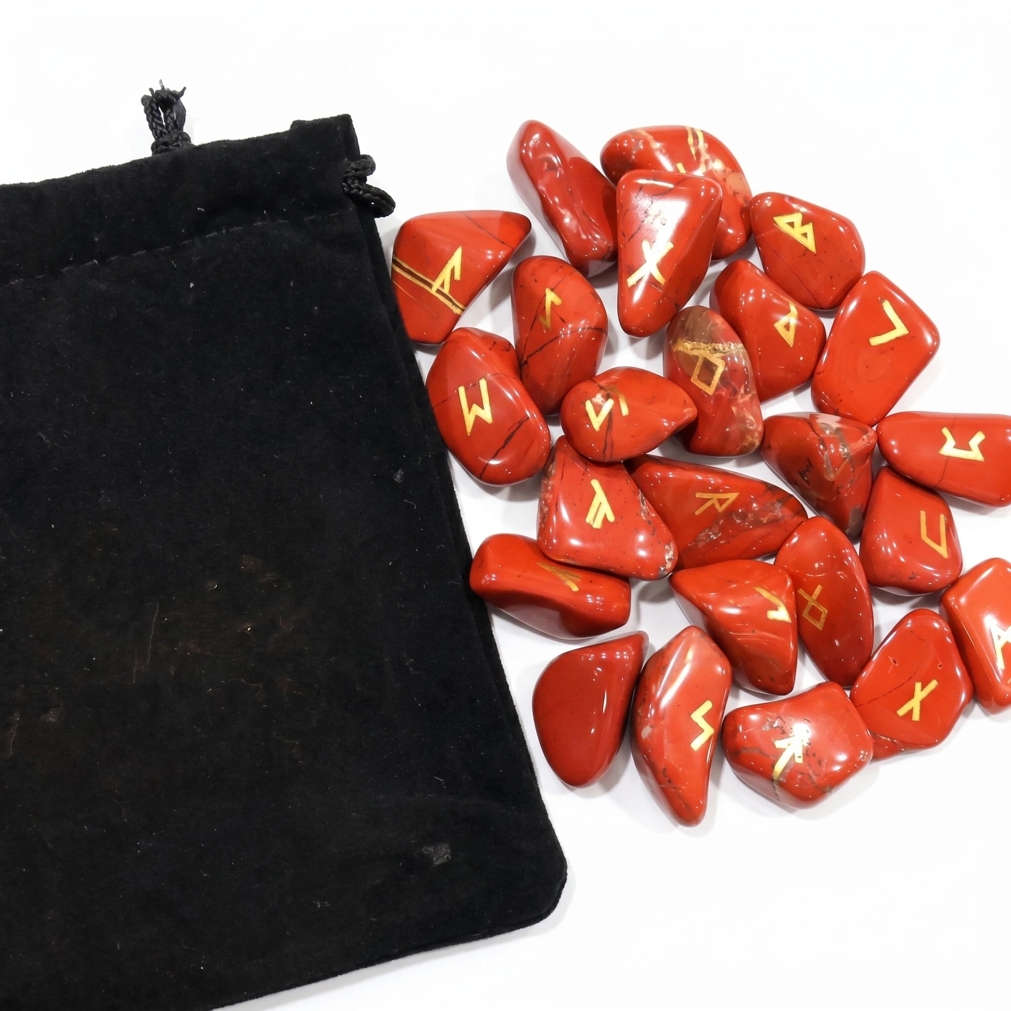 Les Runes de Jaspe Rouge — Set divinatoire viking — packshot fond blanc · AURÆN Objets Sacrés