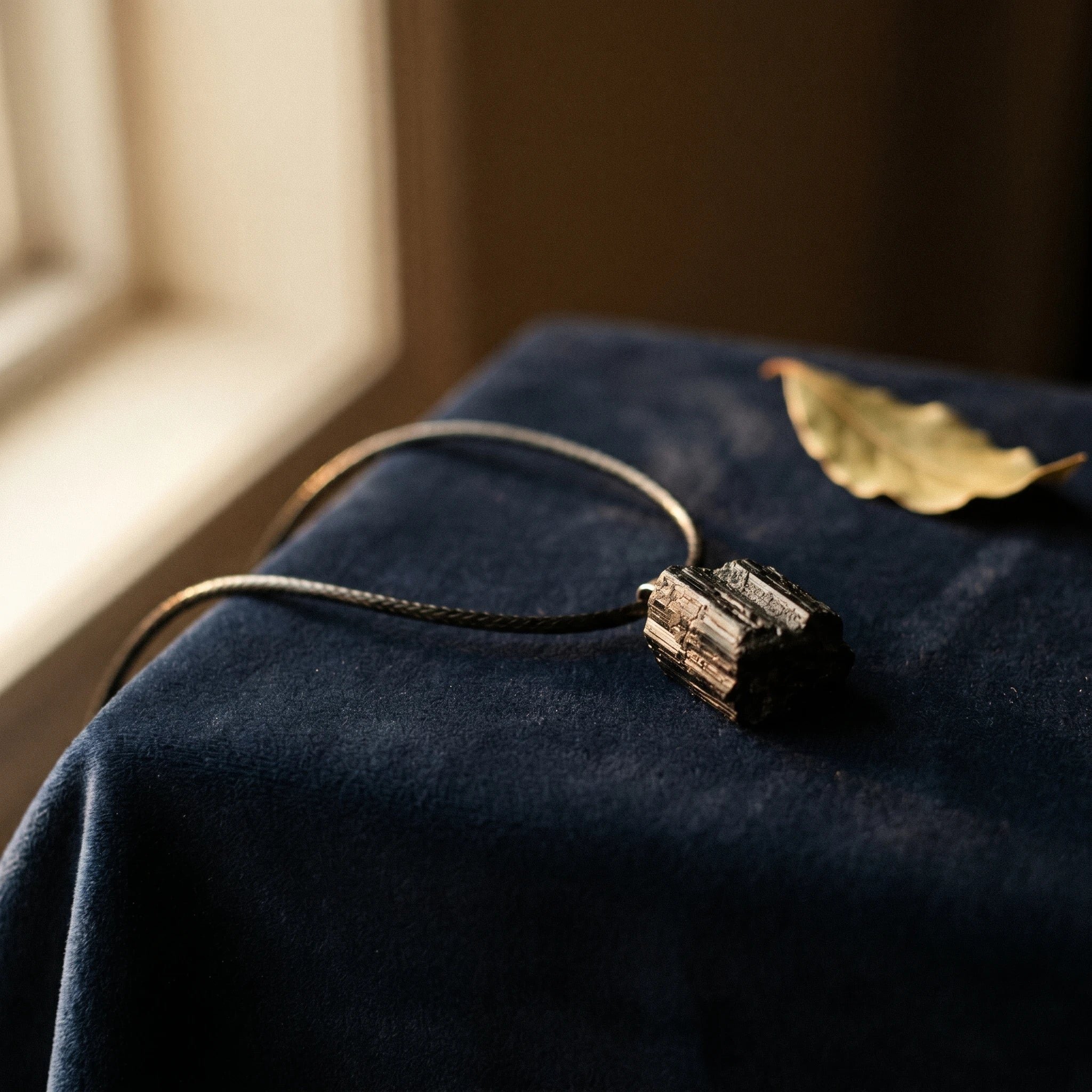 La Tourmaline Noire — Collier pendentif pierre de protection — vue principale · AURÆN Pierres d'Âme