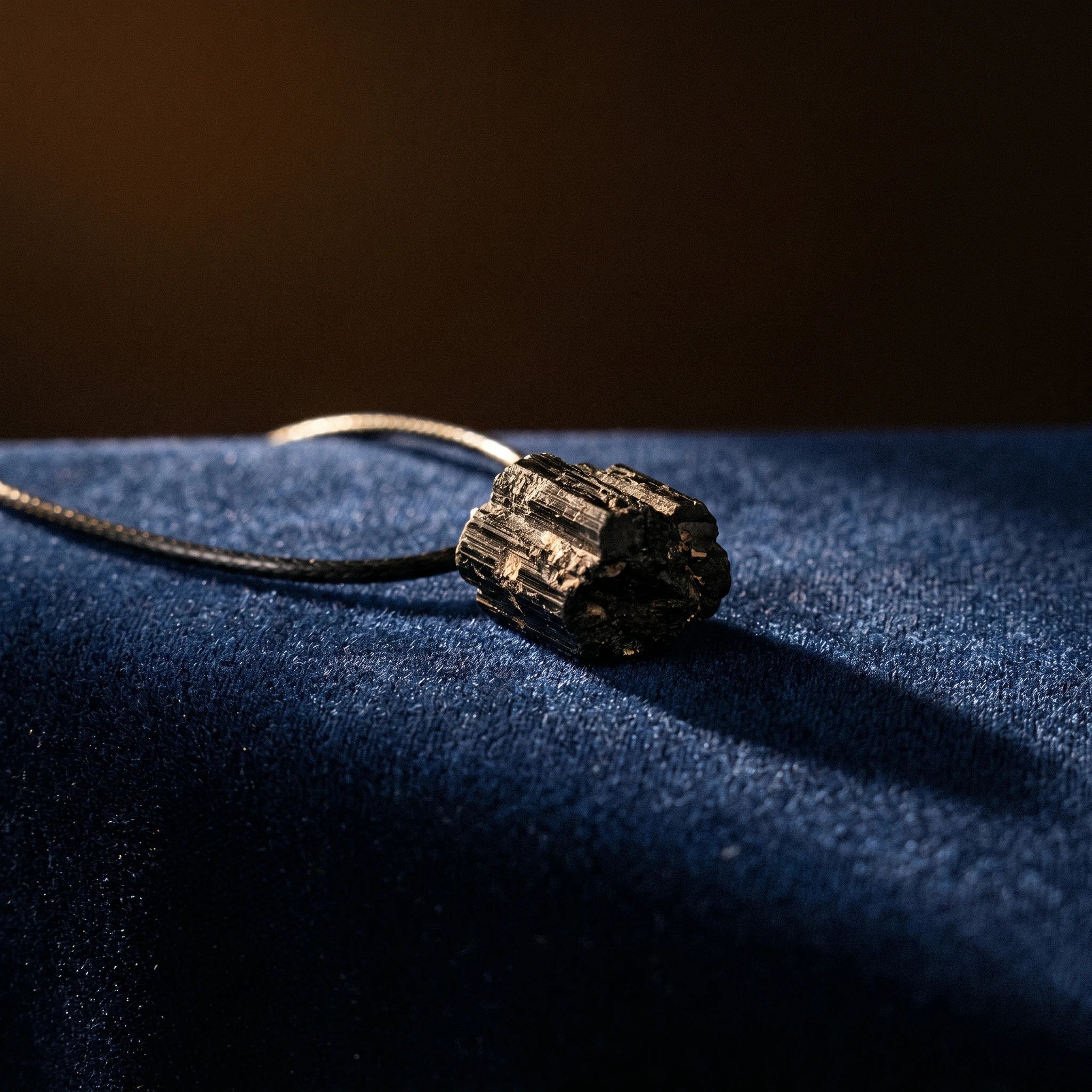La Tourmaline Noire — Collier pendentif pierre de protection — détail matière · AURÆN Pierres d'Âme