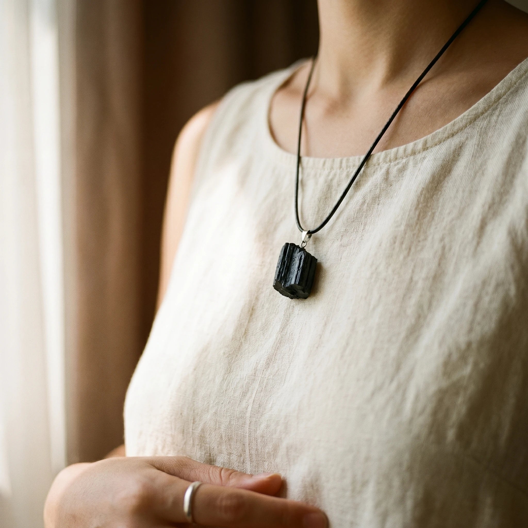 La Tourmaline Noire — Collier pendentif pierre de protection — porté · AURÆN Pierres d'Âme