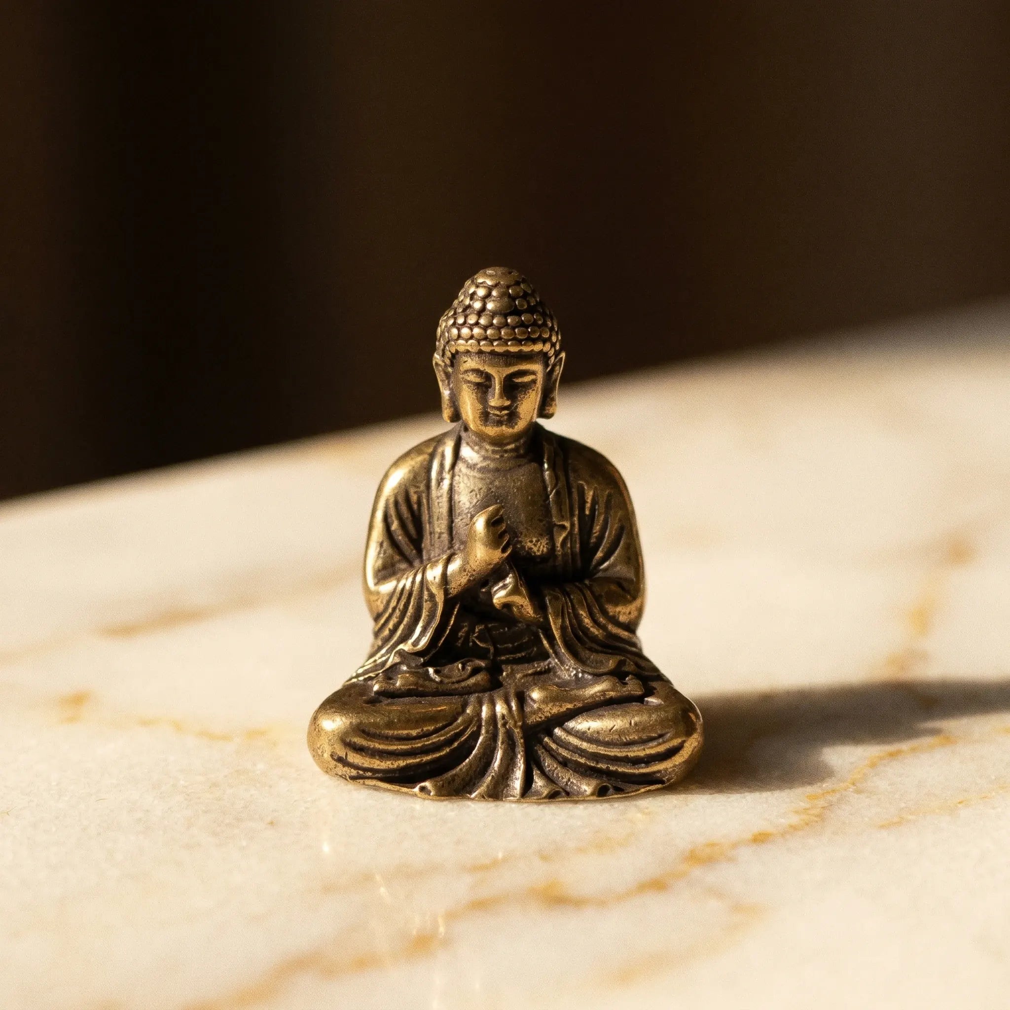 Le Bouddha Sakyamuni — Statuette miniature en laiton ancien — détail matière · AURÆN Objets Sacrés