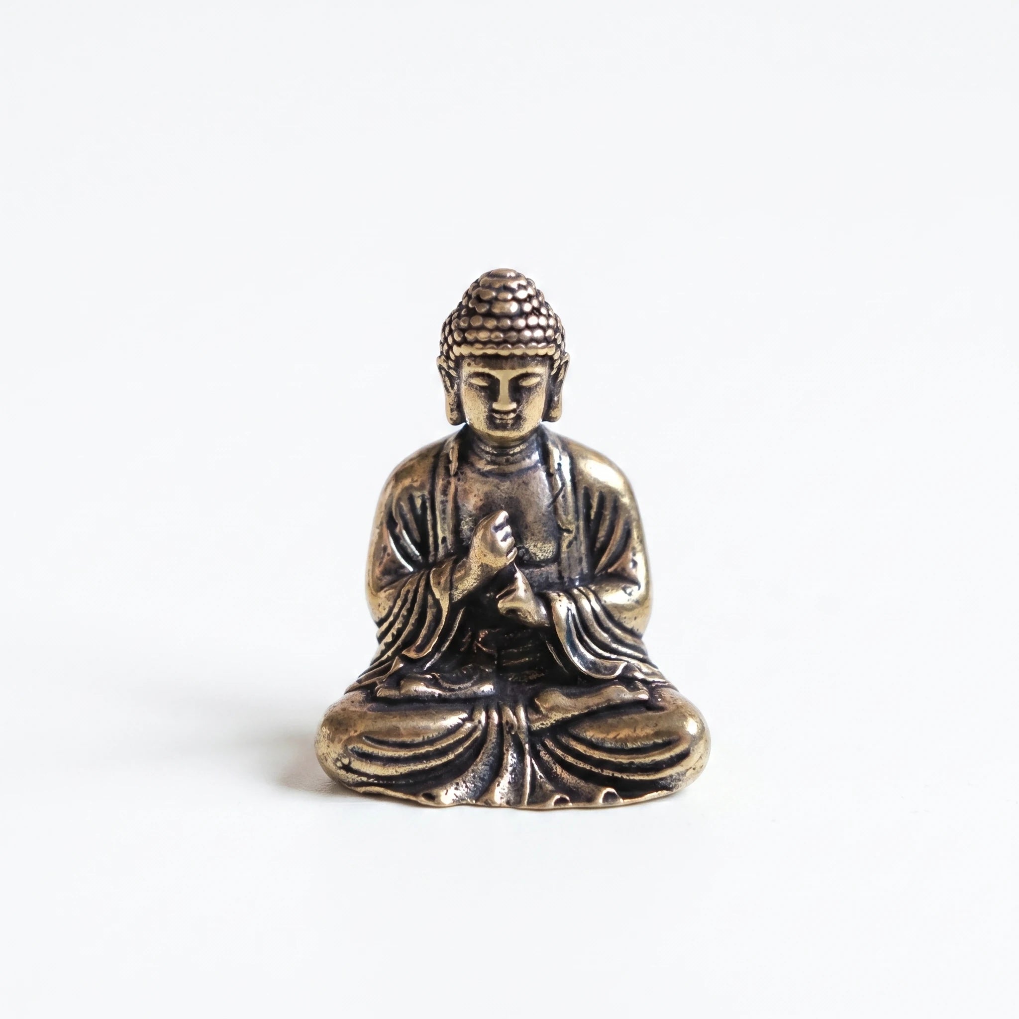 Le Bouddha Sakyamuni — Statuette miniature en laiton ancien — packshot fond blanc · AURÆN Objets Sacrés