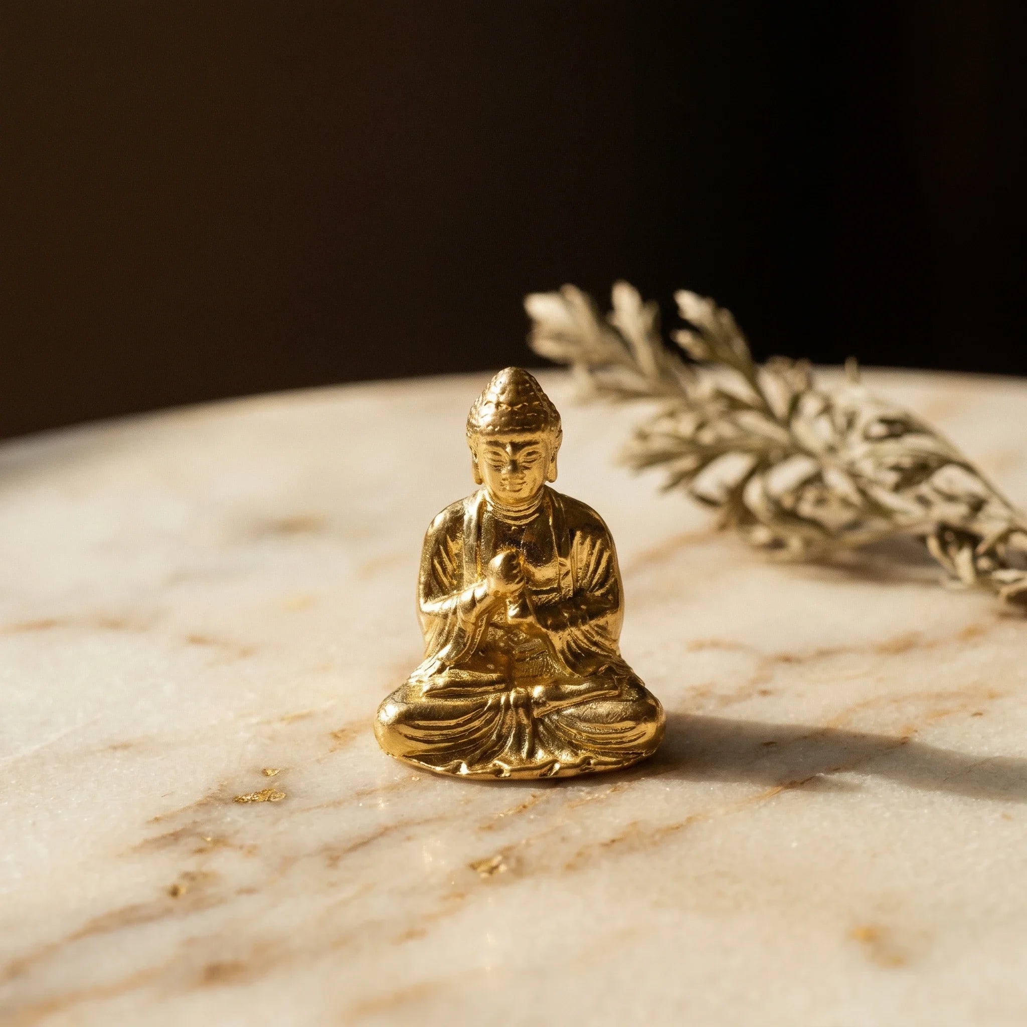 Le Bouddha Sakyamuni — Statuette miniature en laiton ancien — présence variante · AURÆN Objets Sacrés