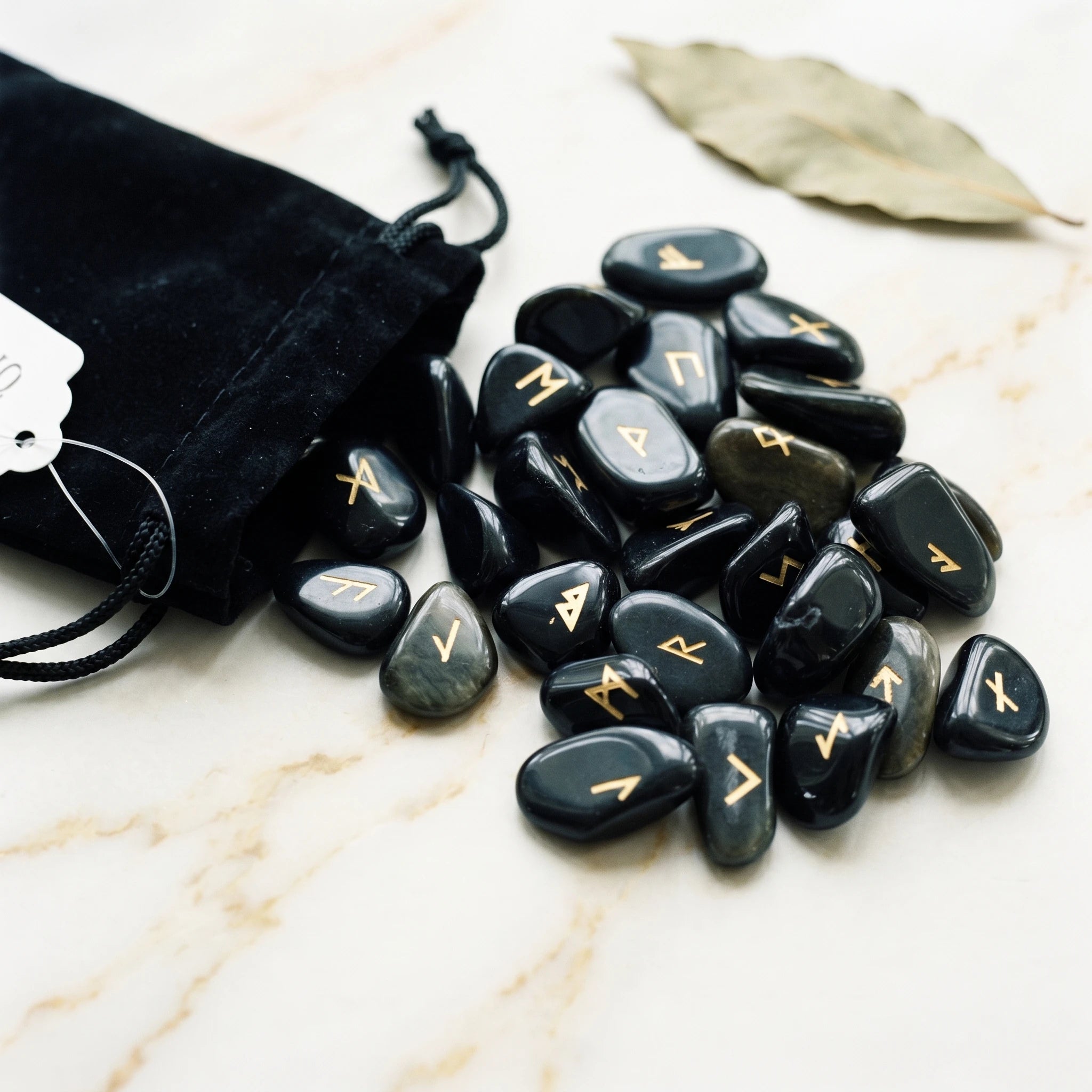 Les Runes d'Obsidienne — Set divinatoire viking — vue principale · AURÆN Objets Sacrés