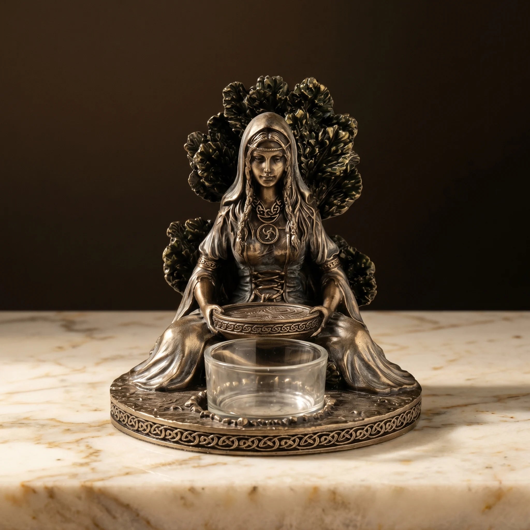 La Déesse Celtique — Statuette de méditation porte-bougie mythologie — détail matière · AURÆN Objets Sacrés