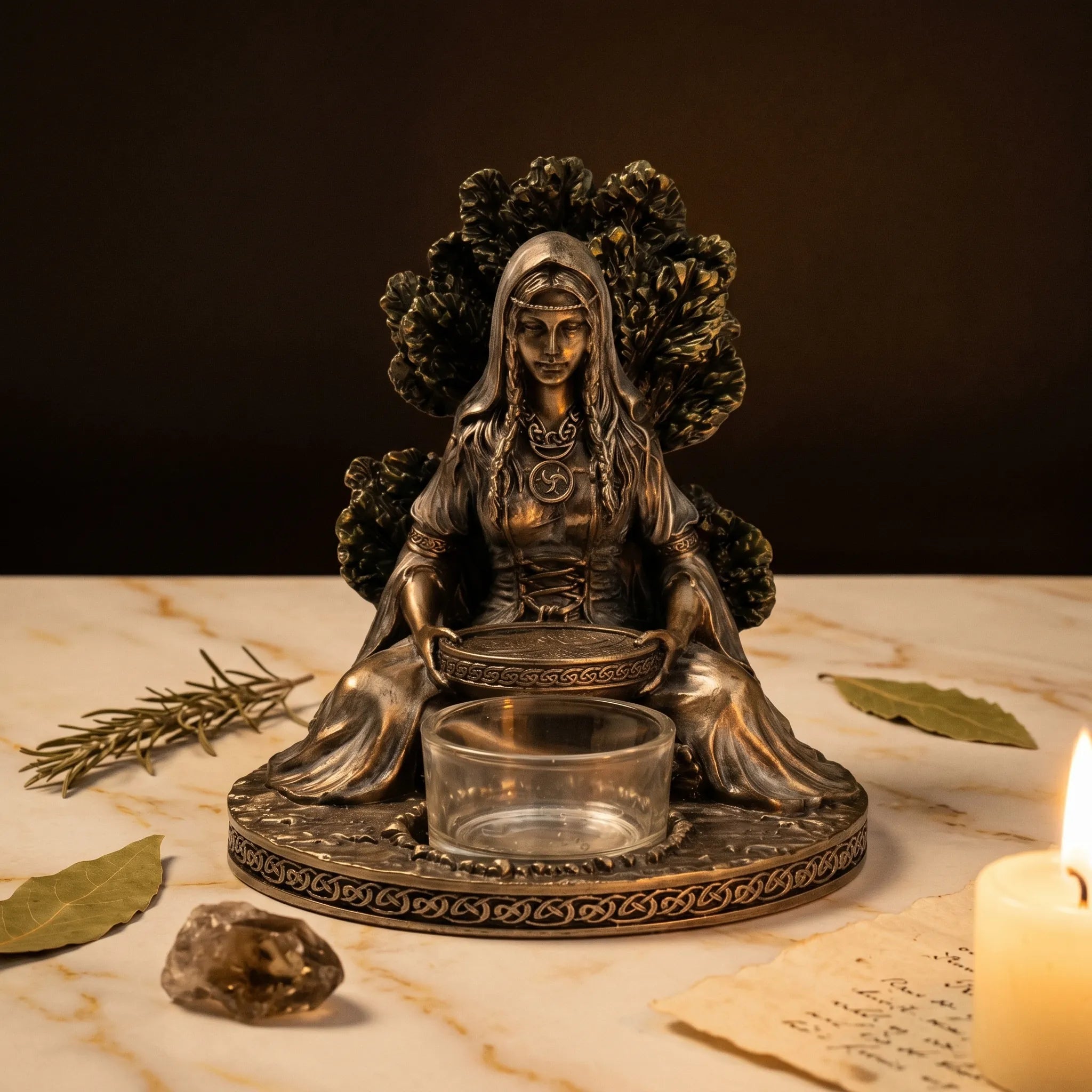 La Déesse Celtique — Statuette de méditation porte-bougie mythologie — mise en scène rituelle · AURÆN Objets Sacrés