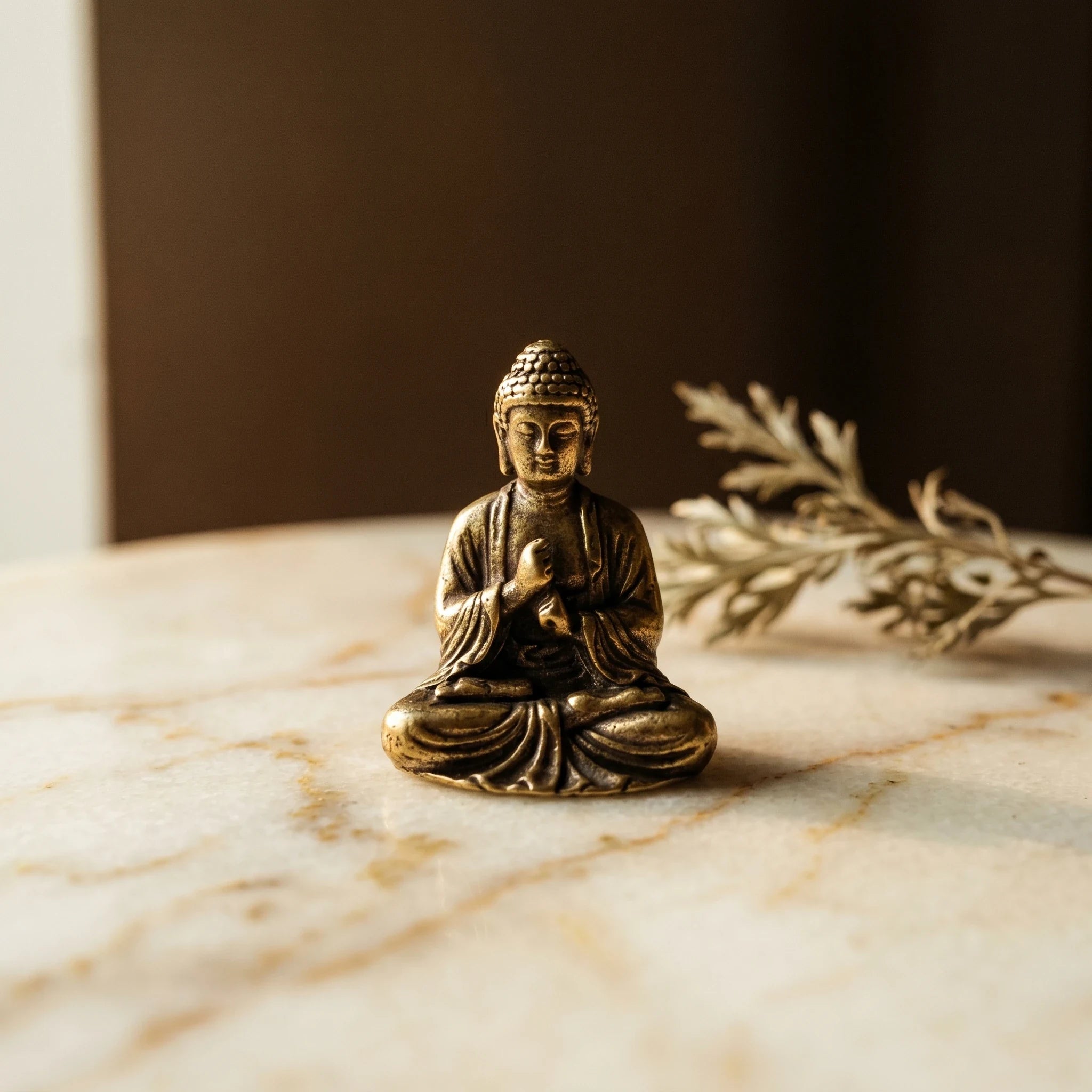 Le Bouddha de Poche — Statuette laiton vintage à emporter — vue principale · AURÆN Objets Sacrés
