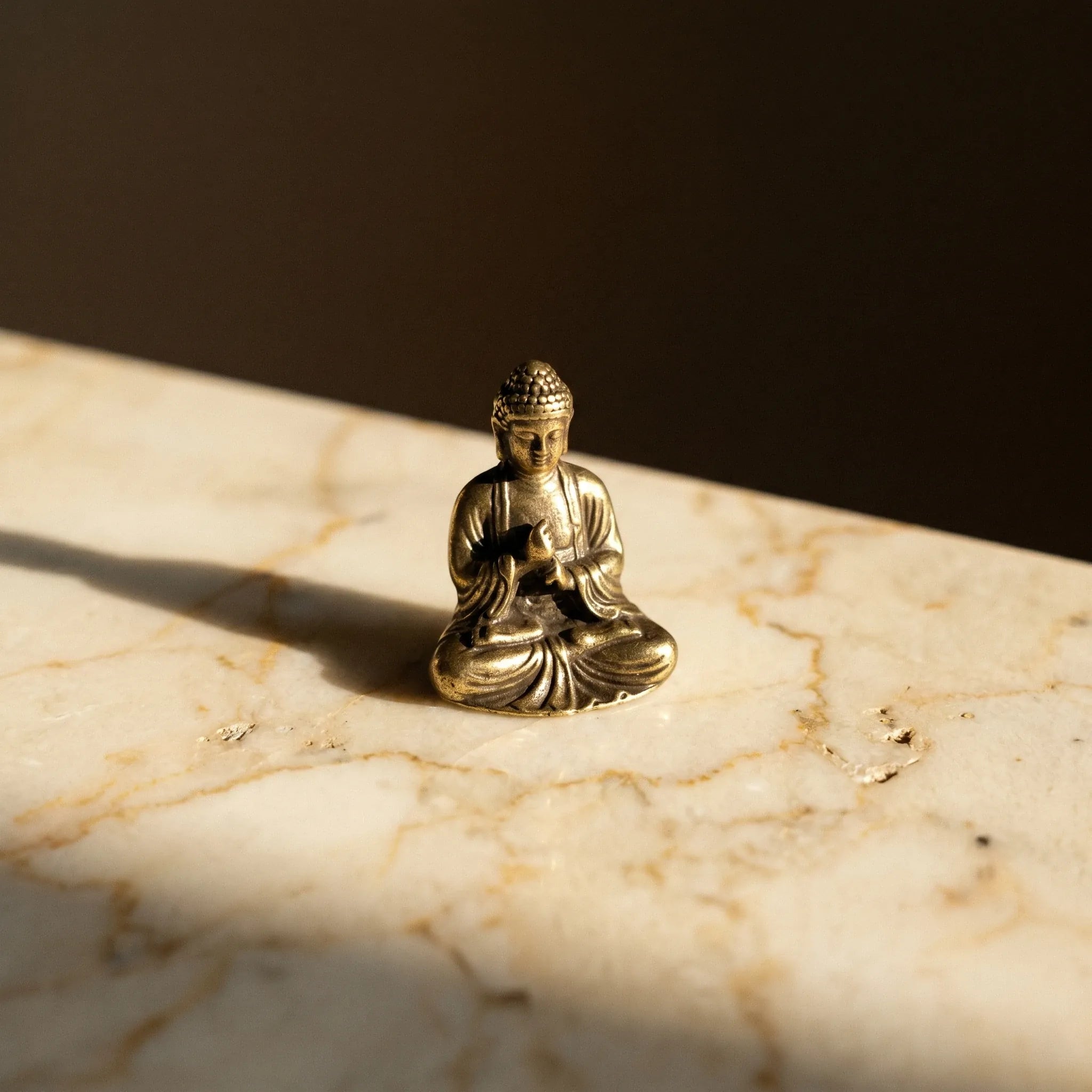 Le Bouddha de Poche — Statuette laiton vintage à emporter — détail matière · AURÆN Objets Sacrés