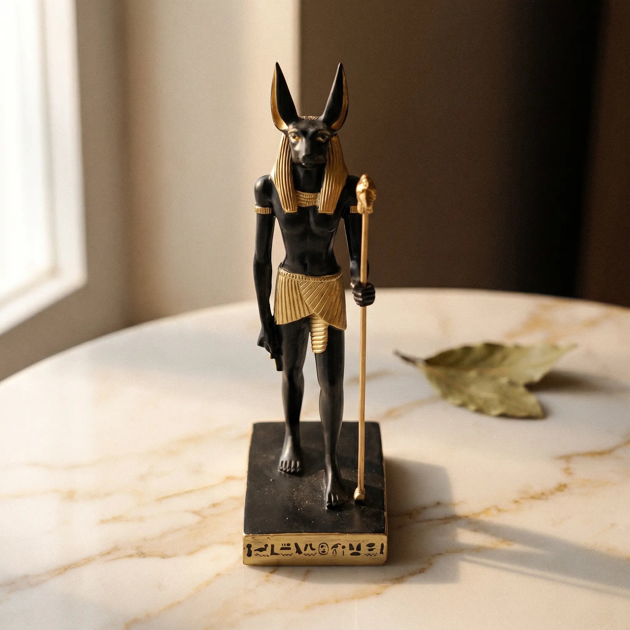 L'Anubis — Statuette résine pharaonique chacal d'Égypte — présence variante · AURÆN Objets Sacrés