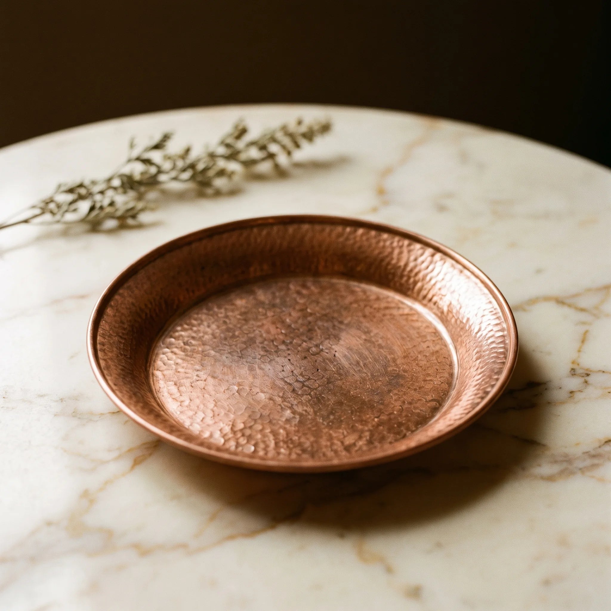 Le Plateau Tibétain — Coupe d'offrande gravée laiton bouddhiste 15 cm — vue principale · AURÆN Objets Sacrés