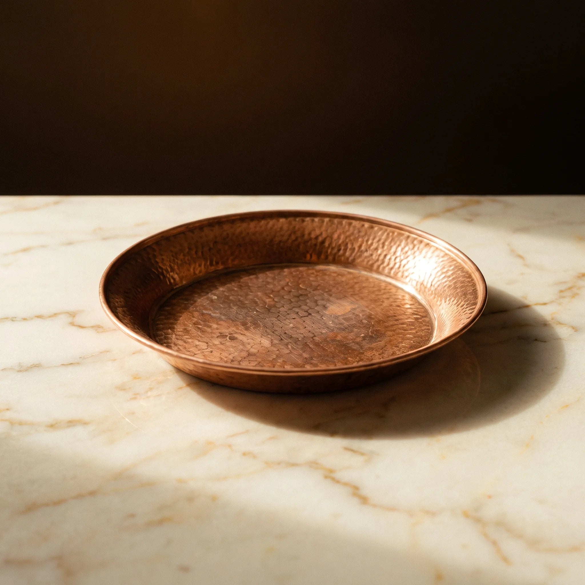 Le Plateau Tibétain — Coupe d'offrande gravée laiton bouddhiste 15 cm — détail matière · AURÆN Objets Sacrés