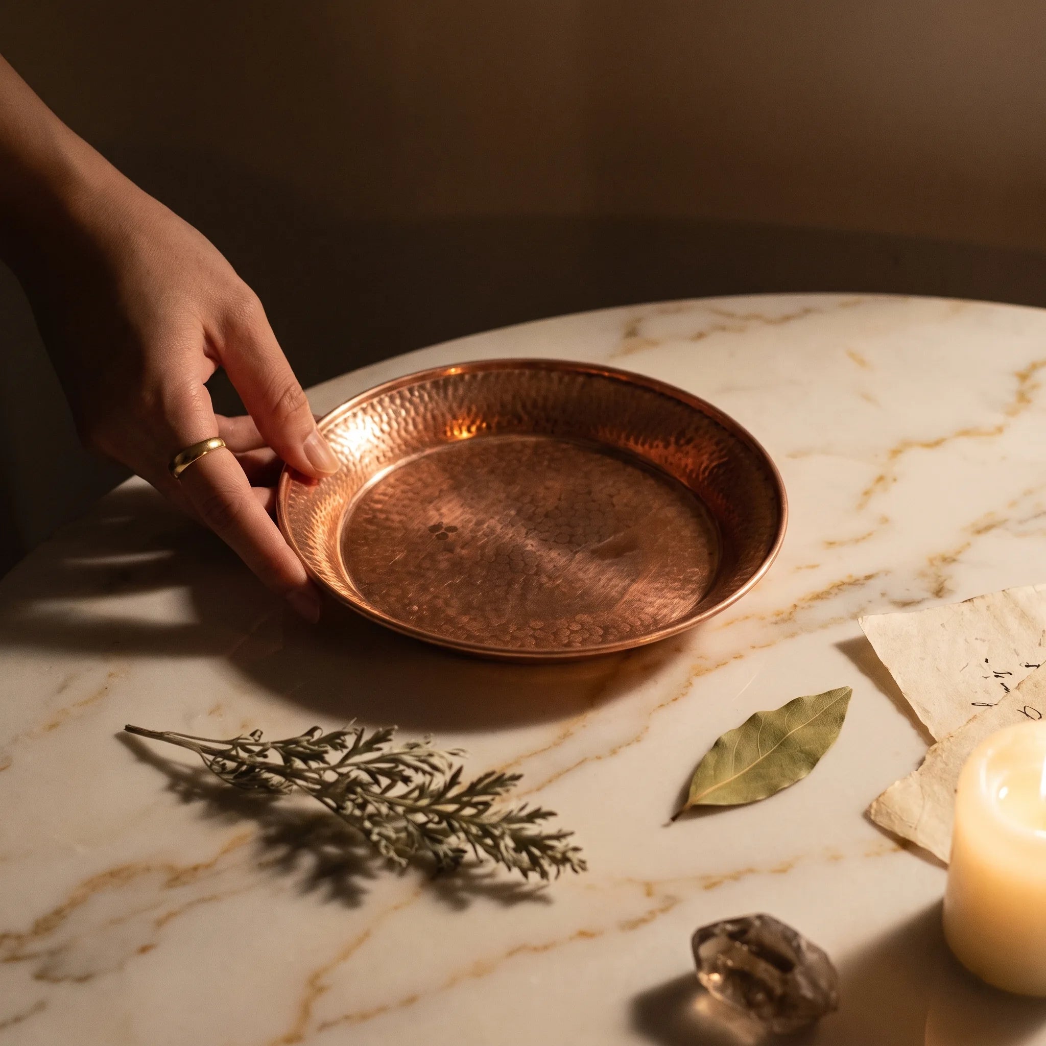Le Plateau Tibétain — Coupe d'offrande gravée laiton bouddhiste 15 cm — mise en scène rituelle · AURÆN Objets Sacrés