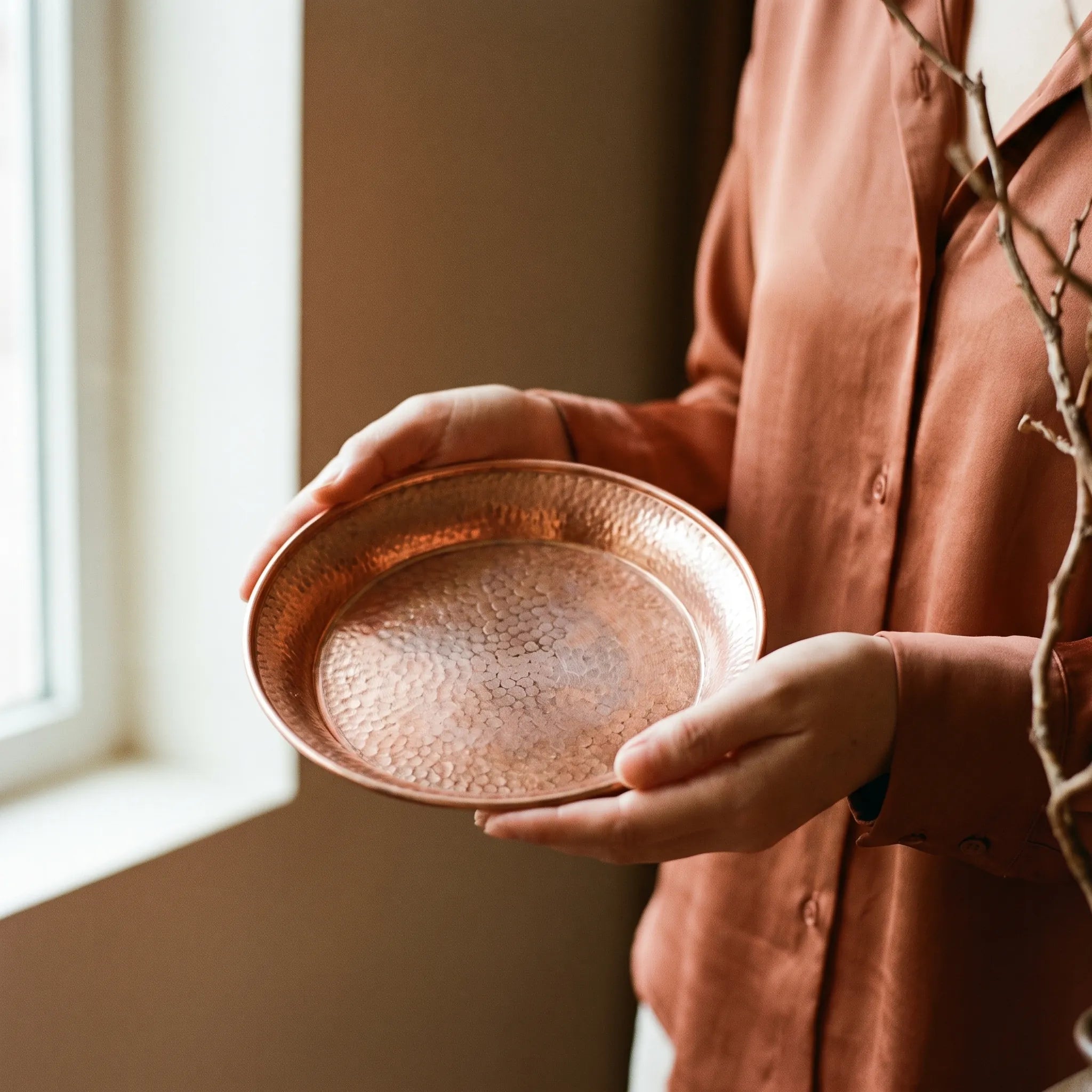 Le Plateau Tibétain — Coupe d'offrande gravée laiton bouddhiste 15 cm — en situation · AURÆN Objets Sacrés