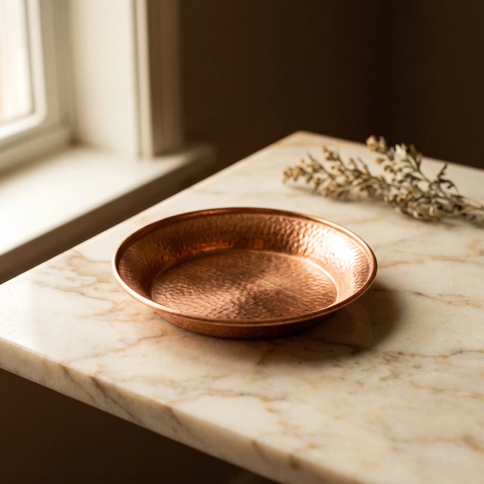 Le Plateau Tibétain — Coupe d'offrande gravée laiton bouddhiste 15 cm — présence variante · AURÆN Objets Sacrés