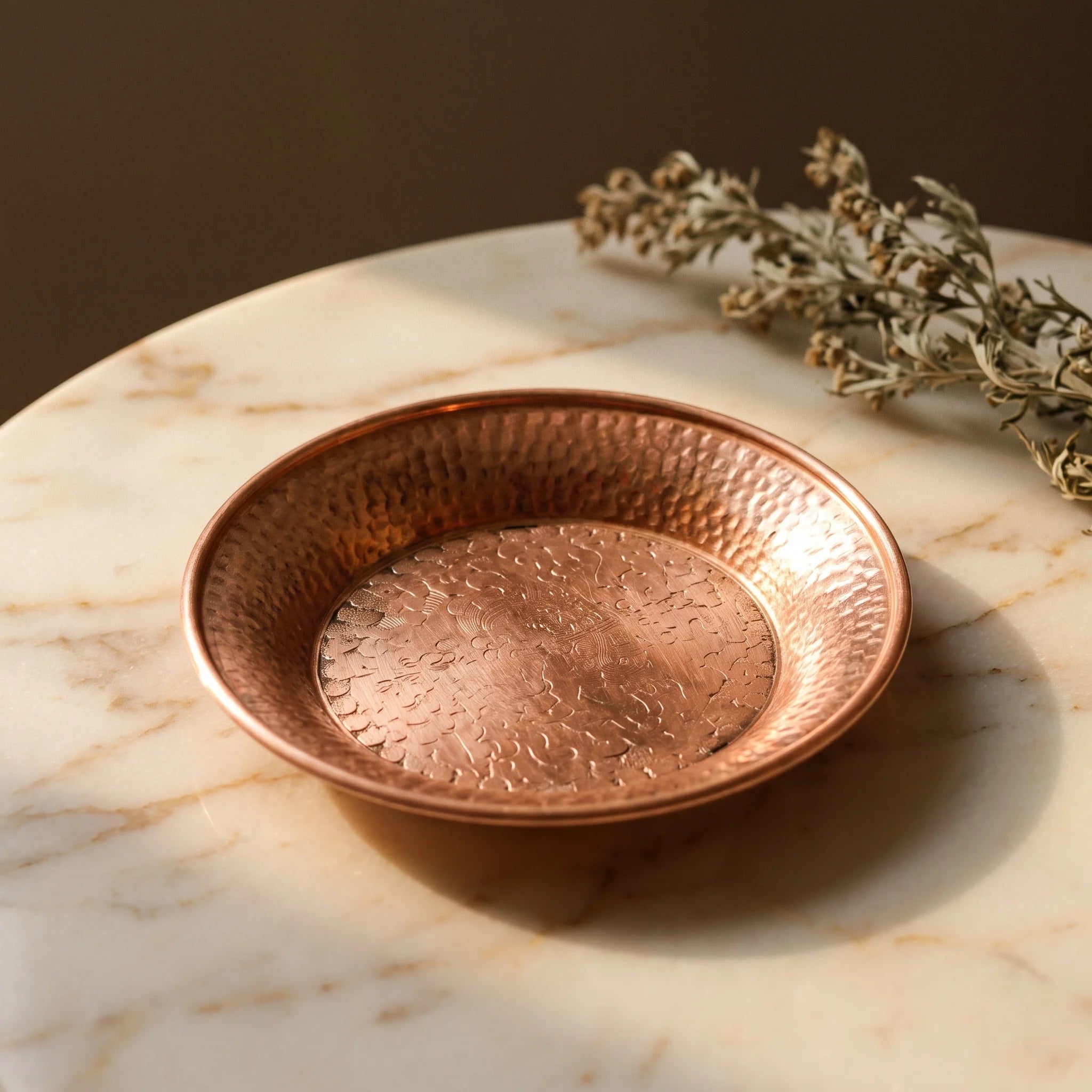Le Plateau Tibétain — Coupe d'offrande gravée laiton bouddhiste 15 cm — présence variante · AURÆN Objets Sacrés