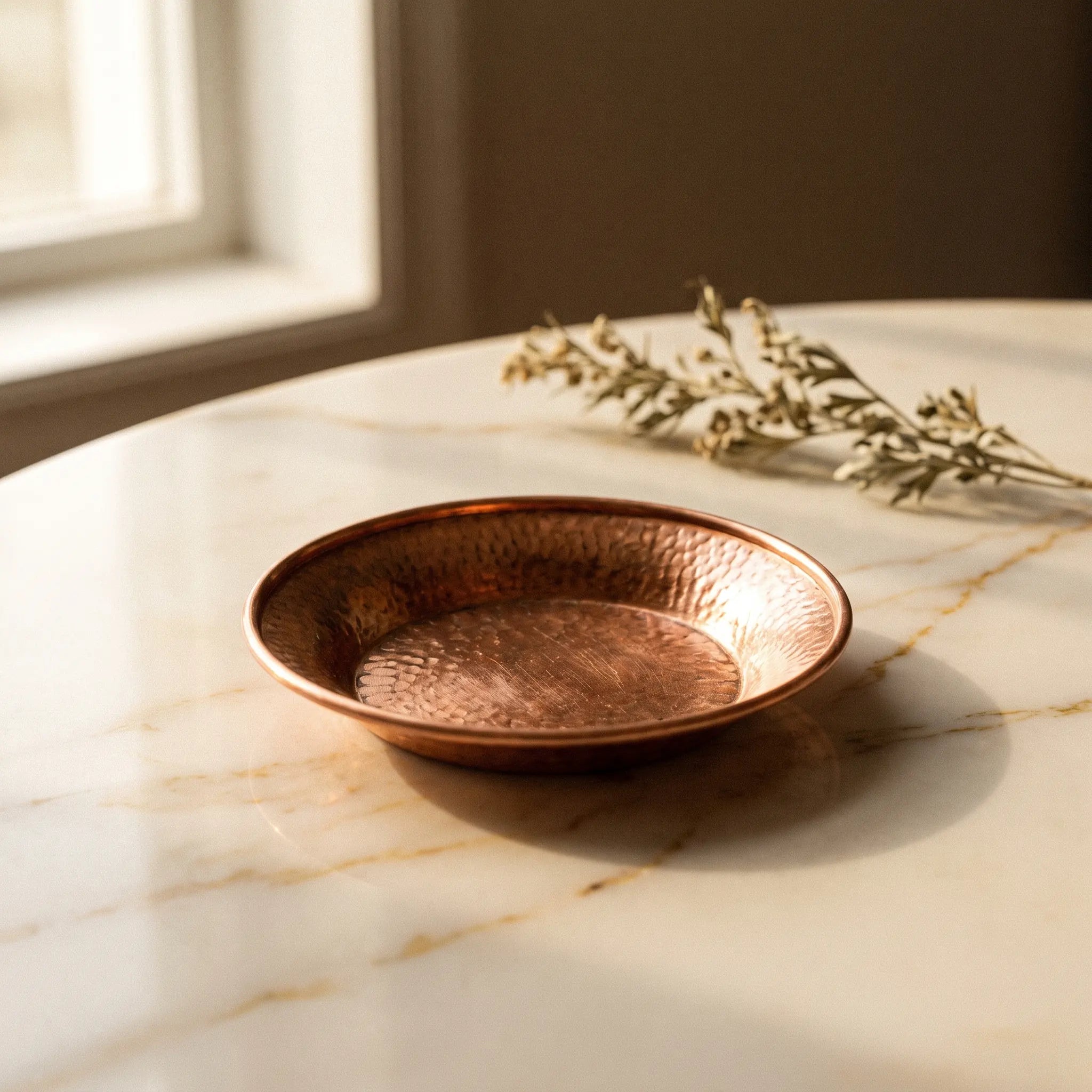 Le Plateau Tibétain — Coupe d'offrande gravée laiton bouddhiste 15 cm — présence variante · AURÆN Objets Sacrés