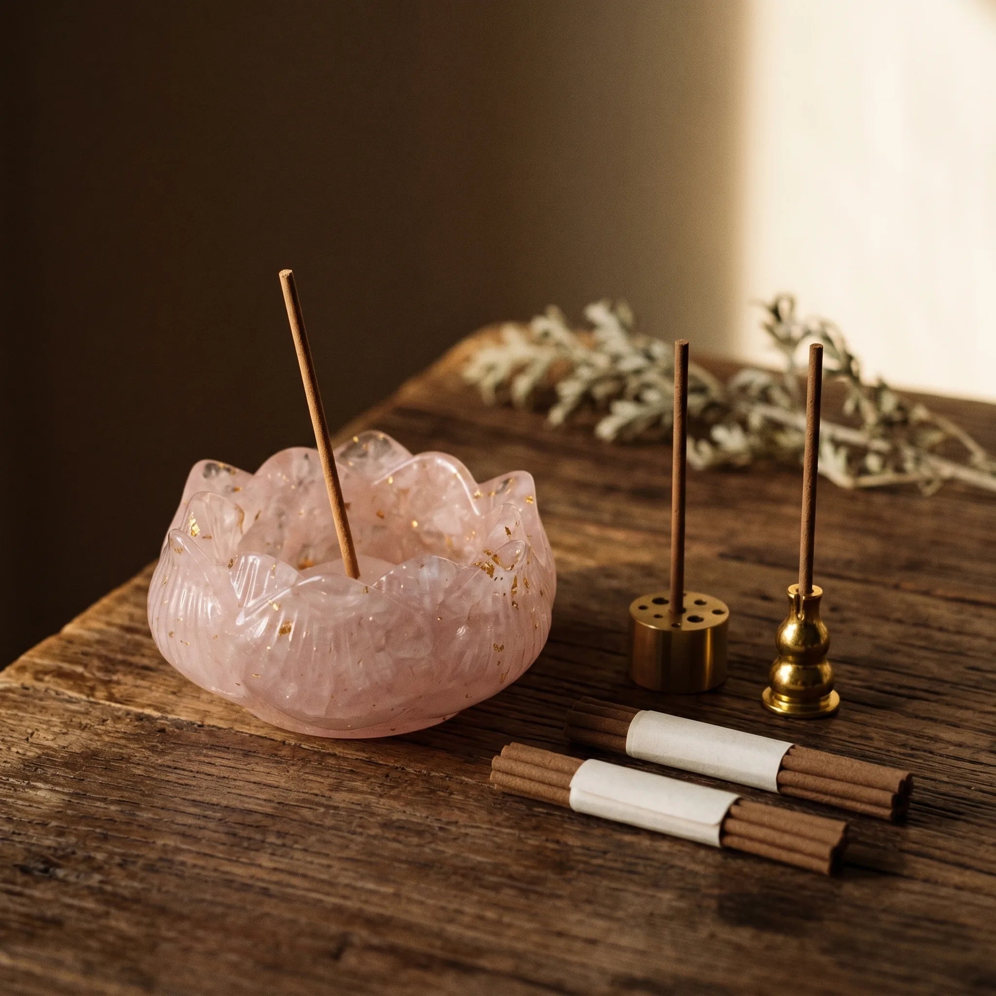 L'Offrande — Coupelle aromatique cristal & résine (quartz rose, howlite, améthyste) — vue principale · AURÆN Rituels d'Or