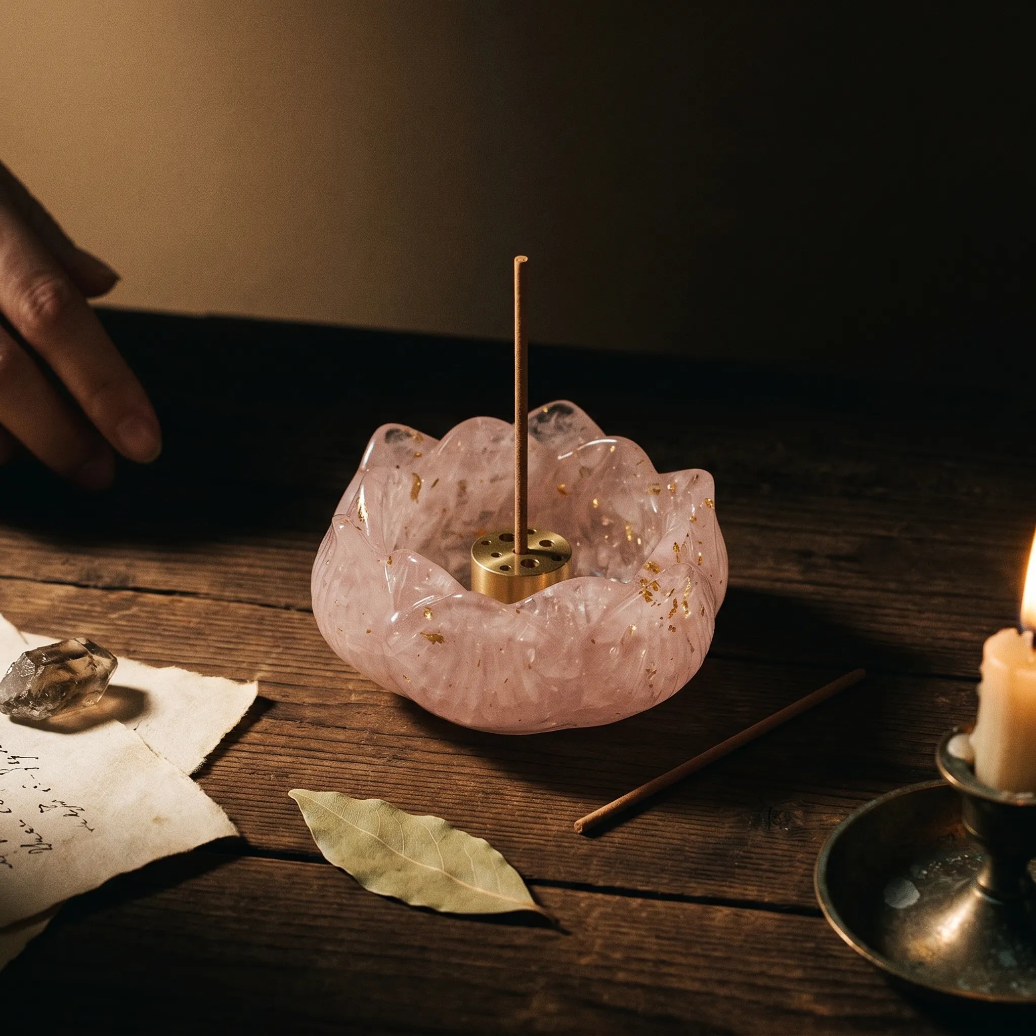 L'Offrande — Coupelle aromatique cristal & résine (quartz rose, howlite, améthyste) — mise en scène rituelle · AURÆN Rituels d'Or