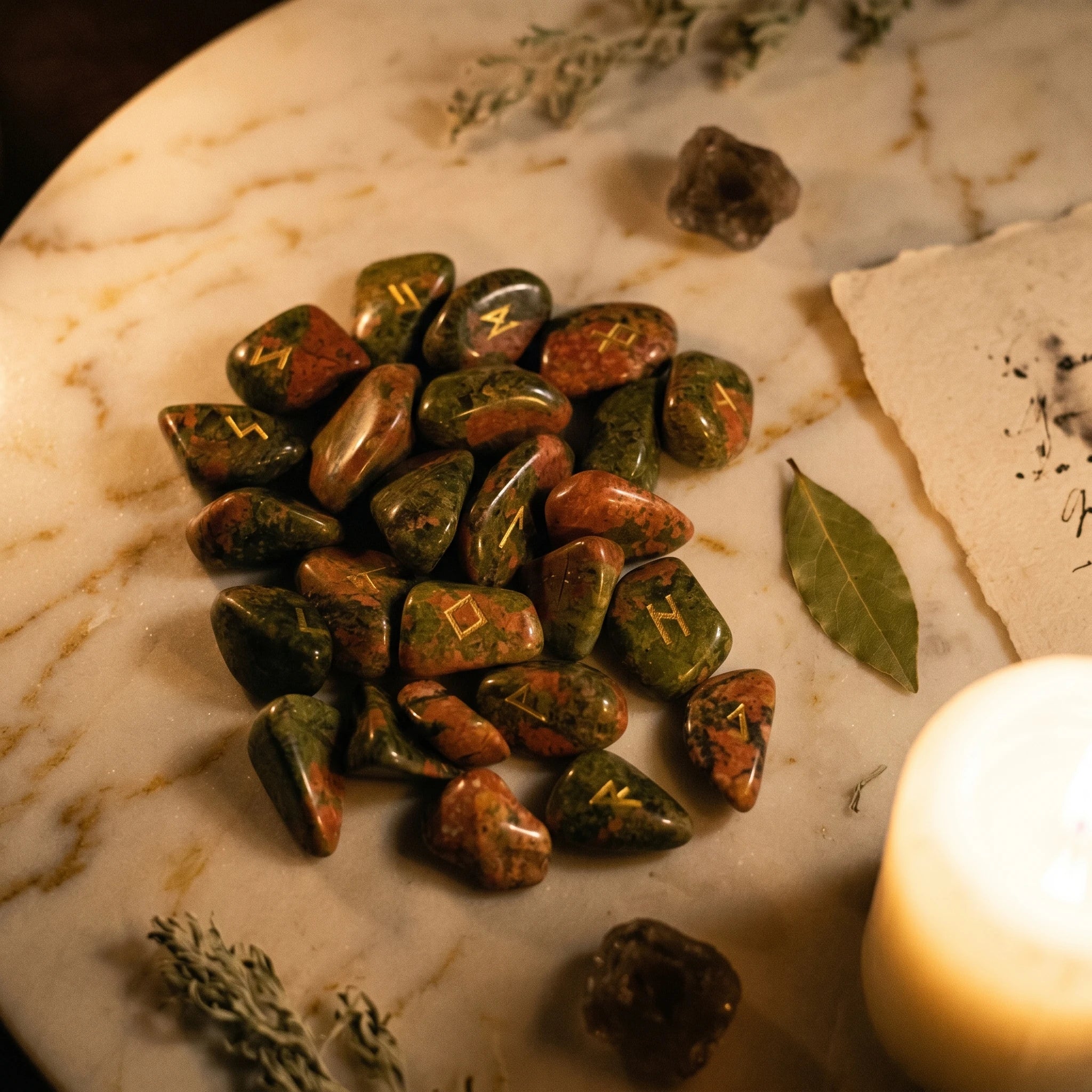 Les Runes d'Unakite — Set divinatoire viking — mise en scène rituelle · AURÆN Objets Sacrés
